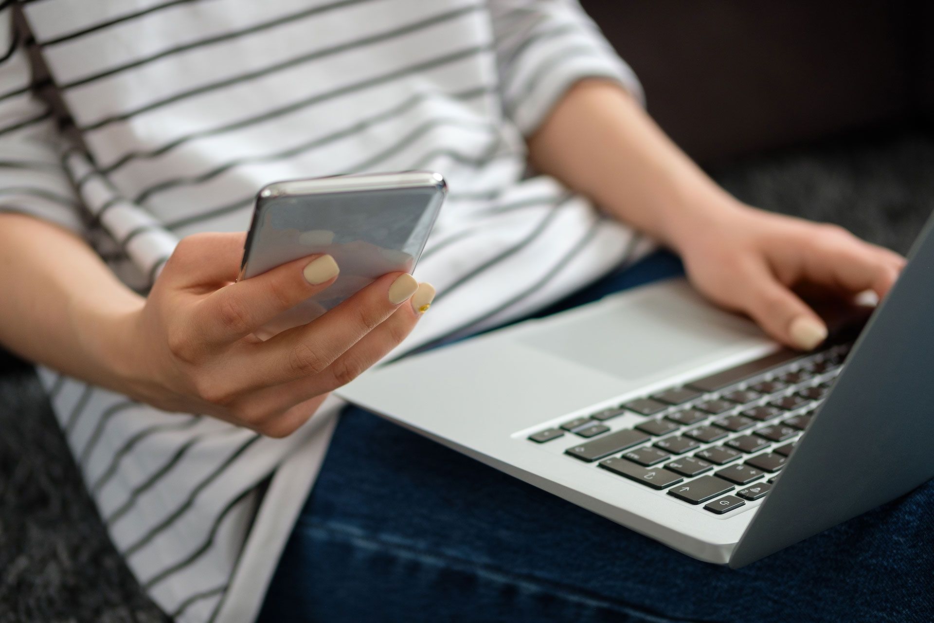 En person, der bruger deres telefon til at gennemføre 2FA