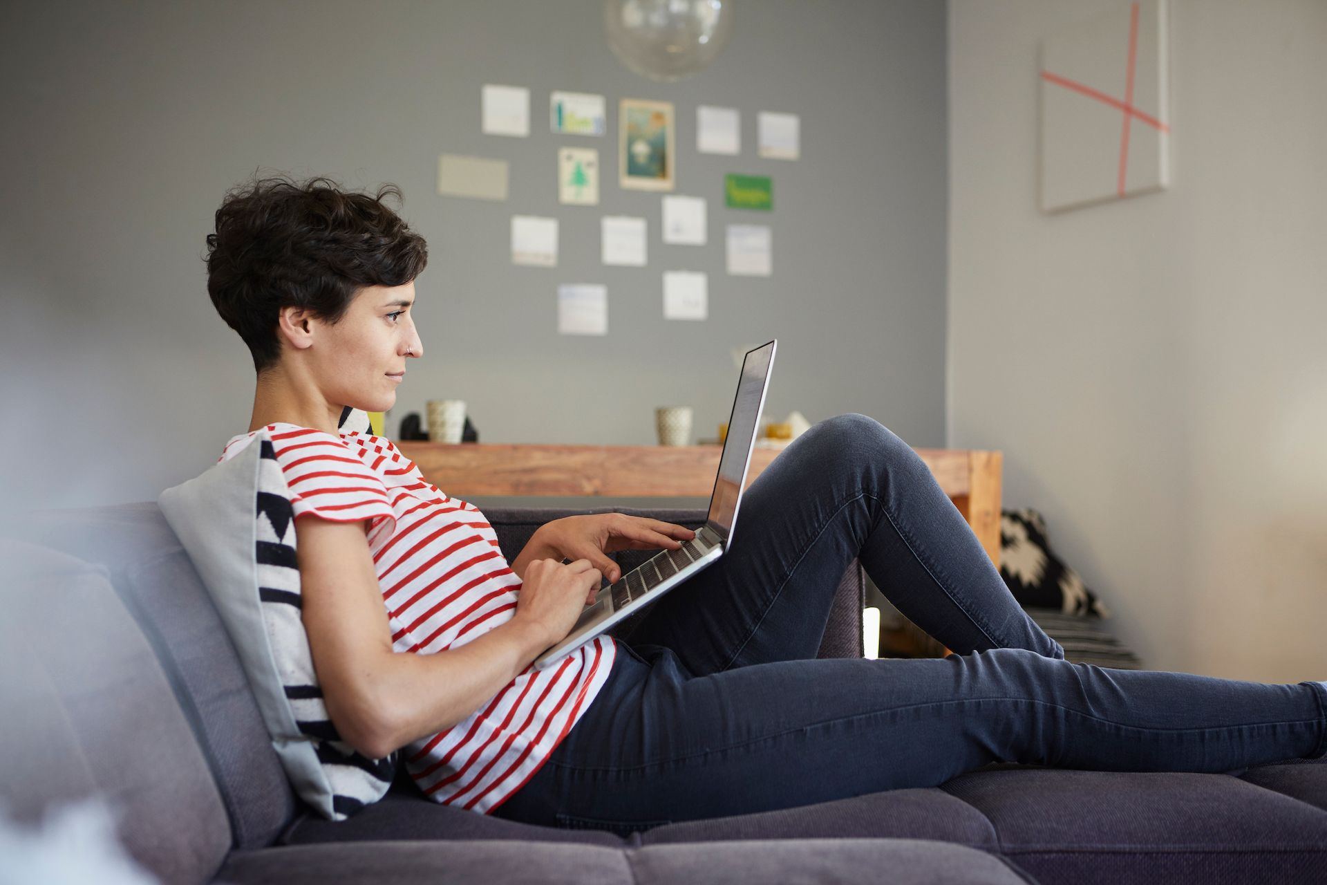Un freelance che lavora al laptop a casa.
