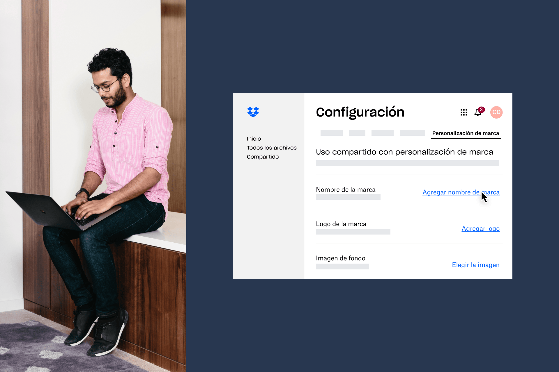 Un emprendedor independiente que utiliza la configuración de uso compartido con personalización de marca de Dropbox para personalizar su uso compartido de archivos