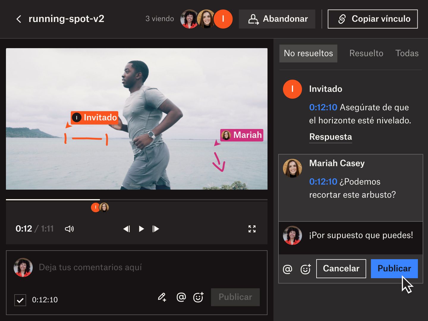 Interfaz de usuario de Dropbox Replay en la que se muestran varios colaboradores comentando y respondiendo a comentarios con marca de tiempo en un video.
