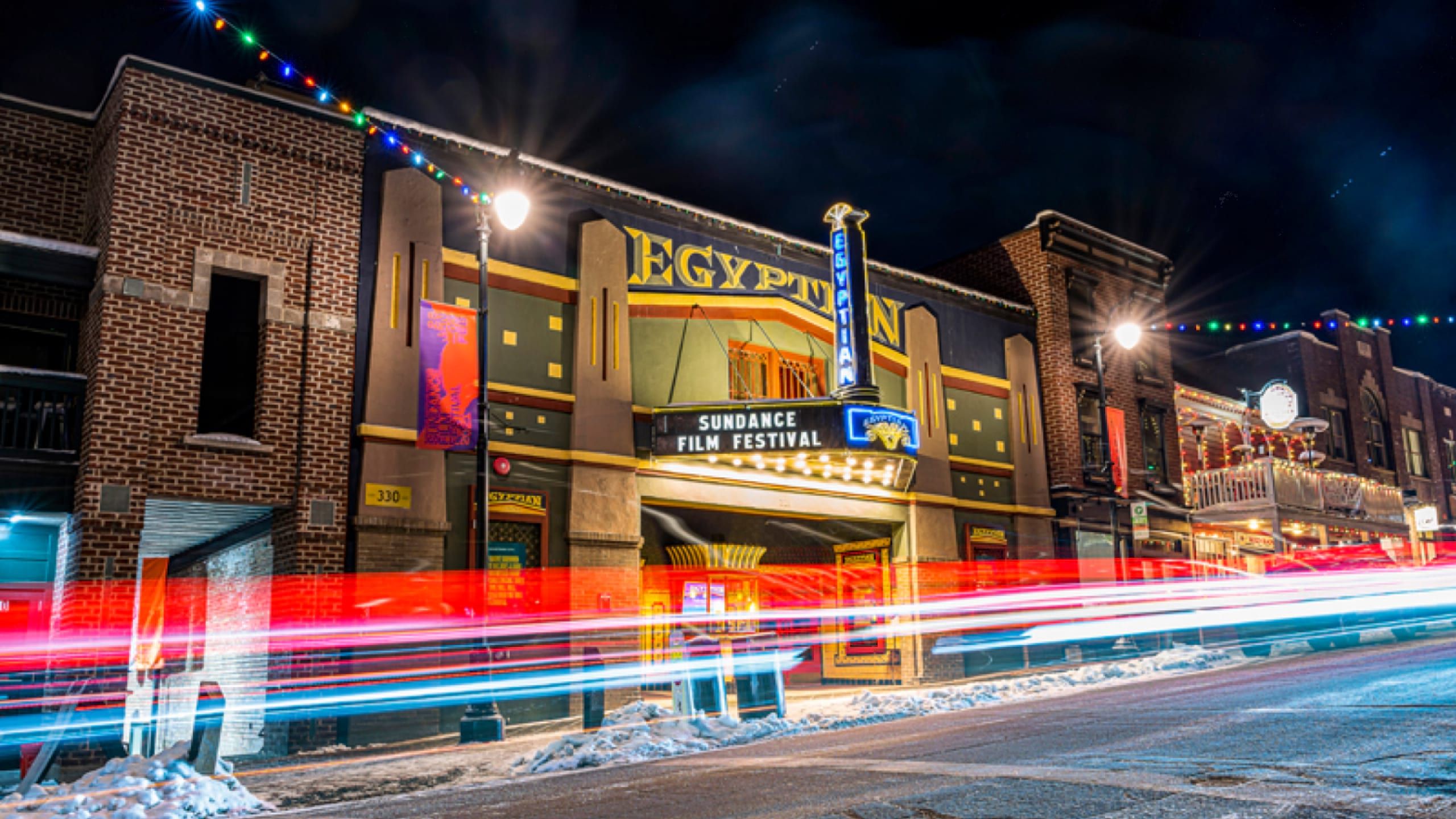 Verschneite Straße bei Nacht mit dem Geschäftsschild eines Kinos für Sundance 2021.