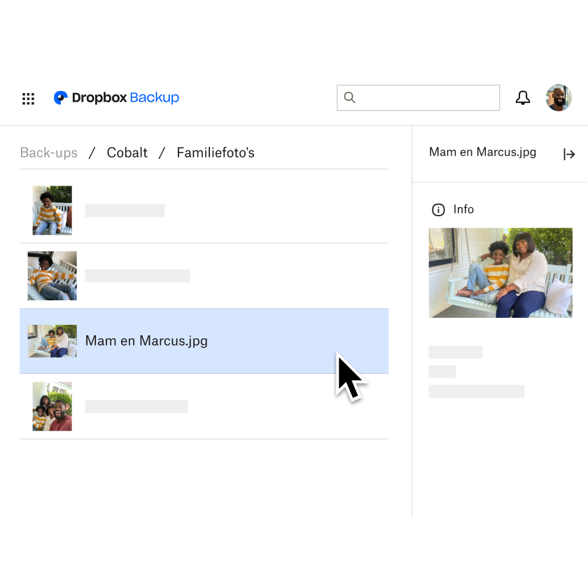 Een foto van een grootmoeder en haar kleinzoon zittend op een veranda die is opgeslagen als een jpg-bestand in een map met familiefoto's in Dropbox Backup