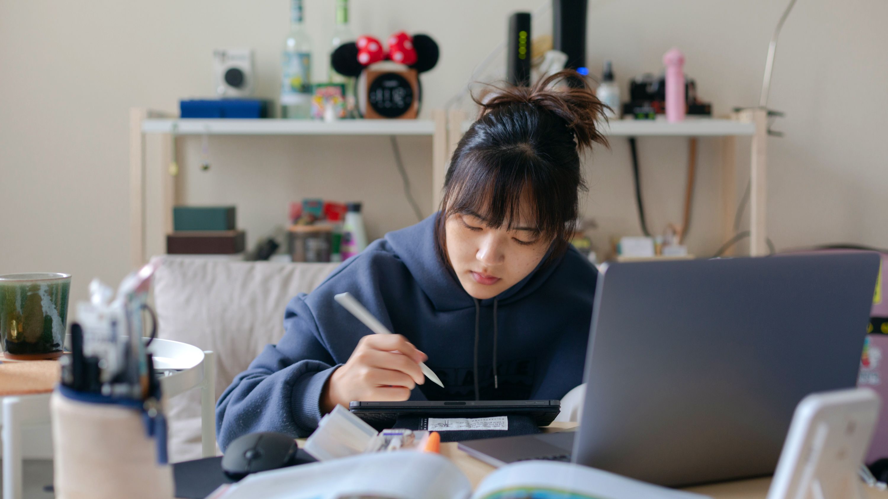 노트북으로 작업 중인 젊은 여성