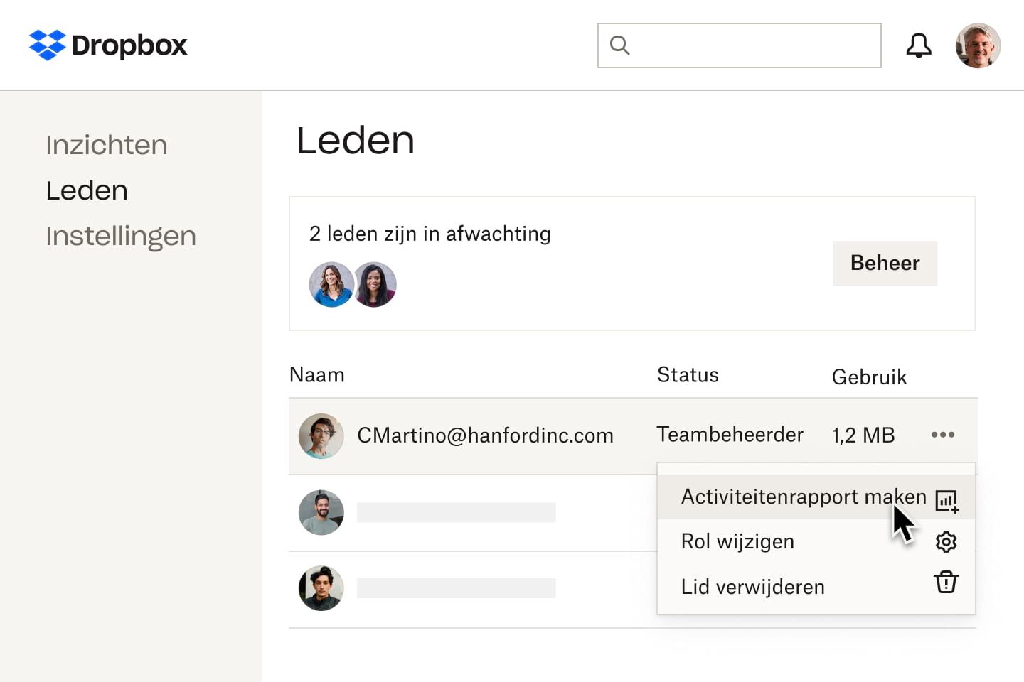 Een vervolgkeuzemenu in de ledenlijstweergave waarin de opties worden weergegeven om een activiteitenrapport te maken, de rol van een teamlid te veranderen of een lid te verwijderen