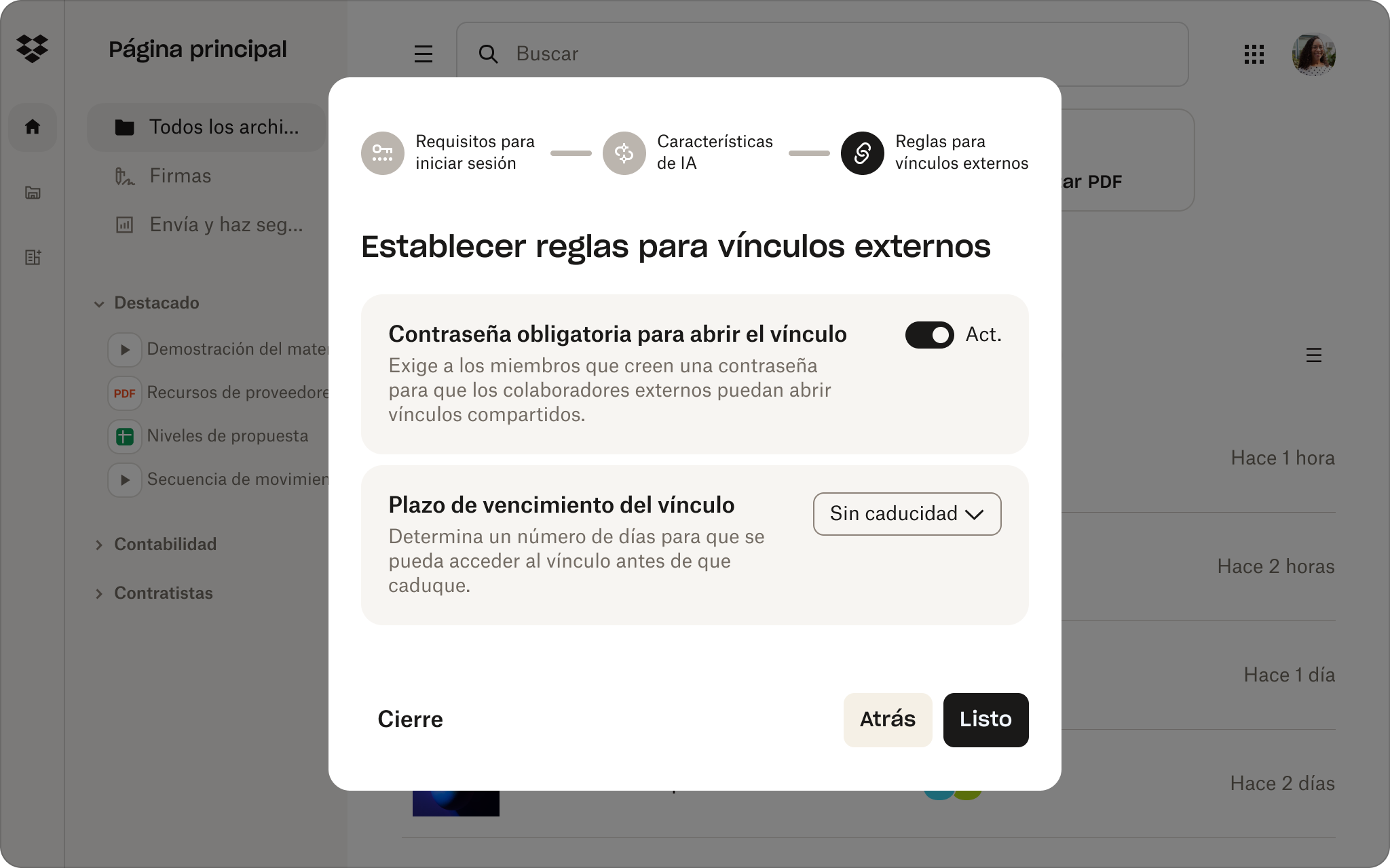Un usuario establece reglas de vínculo externo en la consola de administración de Dropbox, como requerir una contraseña para abrir vínculos.