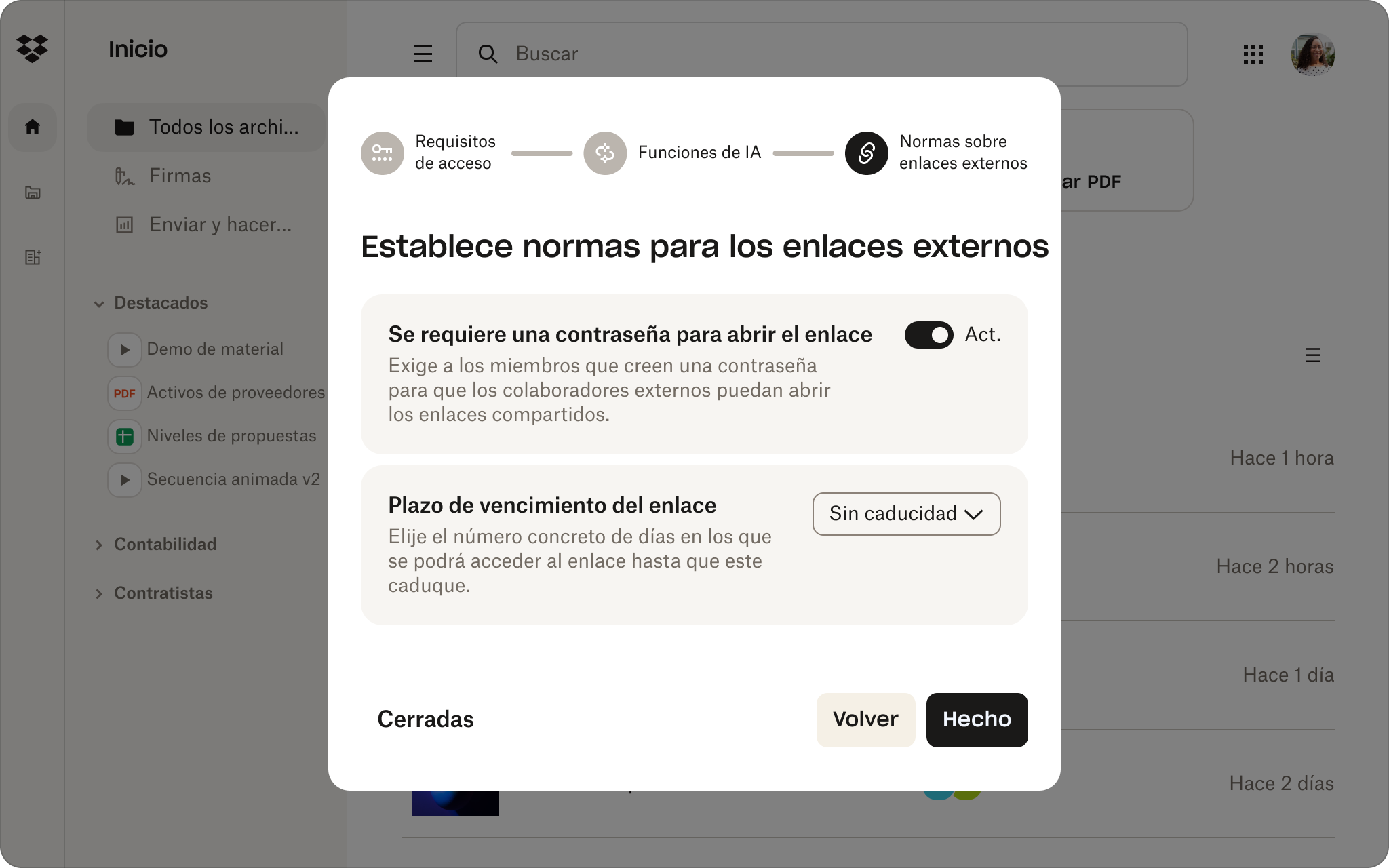 Un usuario establece reglas de enlaces externos en la consola de administración de Dropbox, como requerir una contraseña para abrir enlaces.
