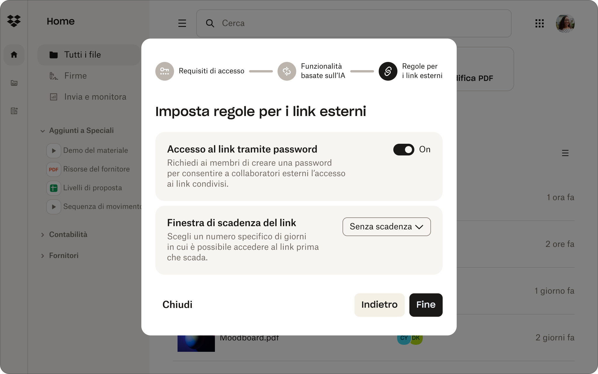 Finestra delle impostazioni che mostra le opzioni per proteggere tramite password i link esterni e impostare la scadenza dei link in un’interfaccia di condivisione file.