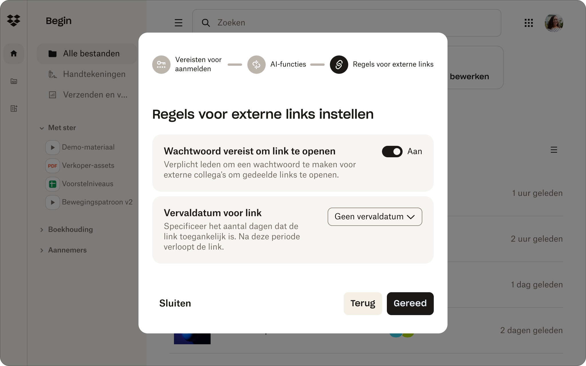 Een gebruiker stelt regels voor externe links in de Dropbox-beheerconsole in, zoals het vereisen van een wachtwoord om links te openen.