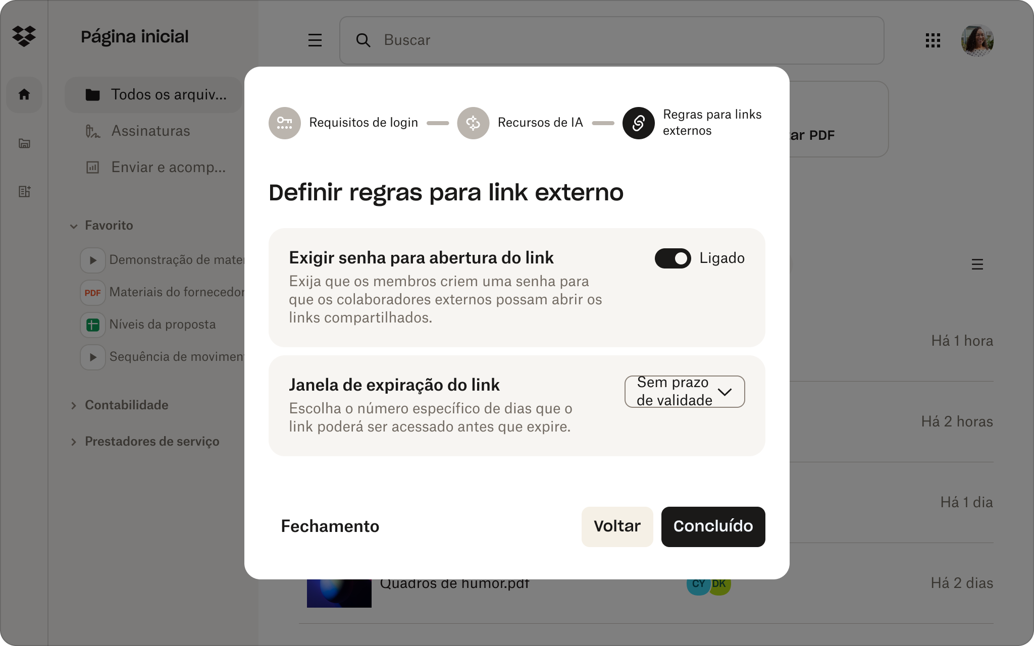 O usuário define regras para links externos na seção de Administração do Dropbox, como exigir senha para abrir o link.