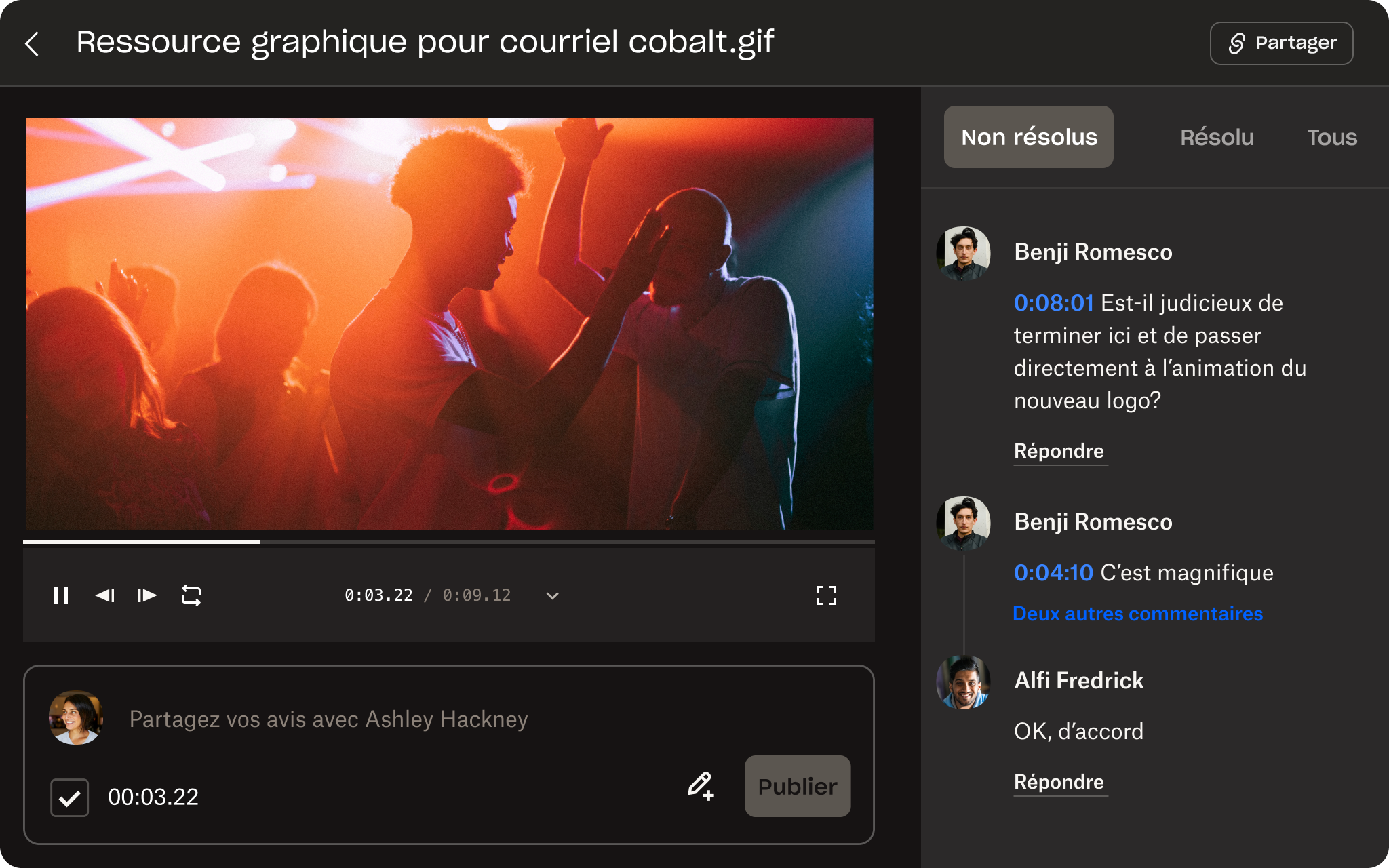 Représentation visuelle de l’interface utilisateur de Dropbox Replay, montrant les outils de révision de fichiers et de commentaires précis.