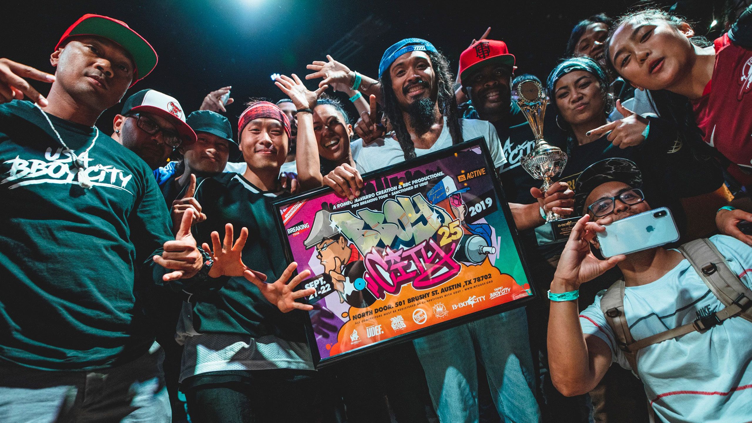 Kumpulan breakdancer dari Bboy City memakai baju hijau Bboy city memegang poster dan anugerah