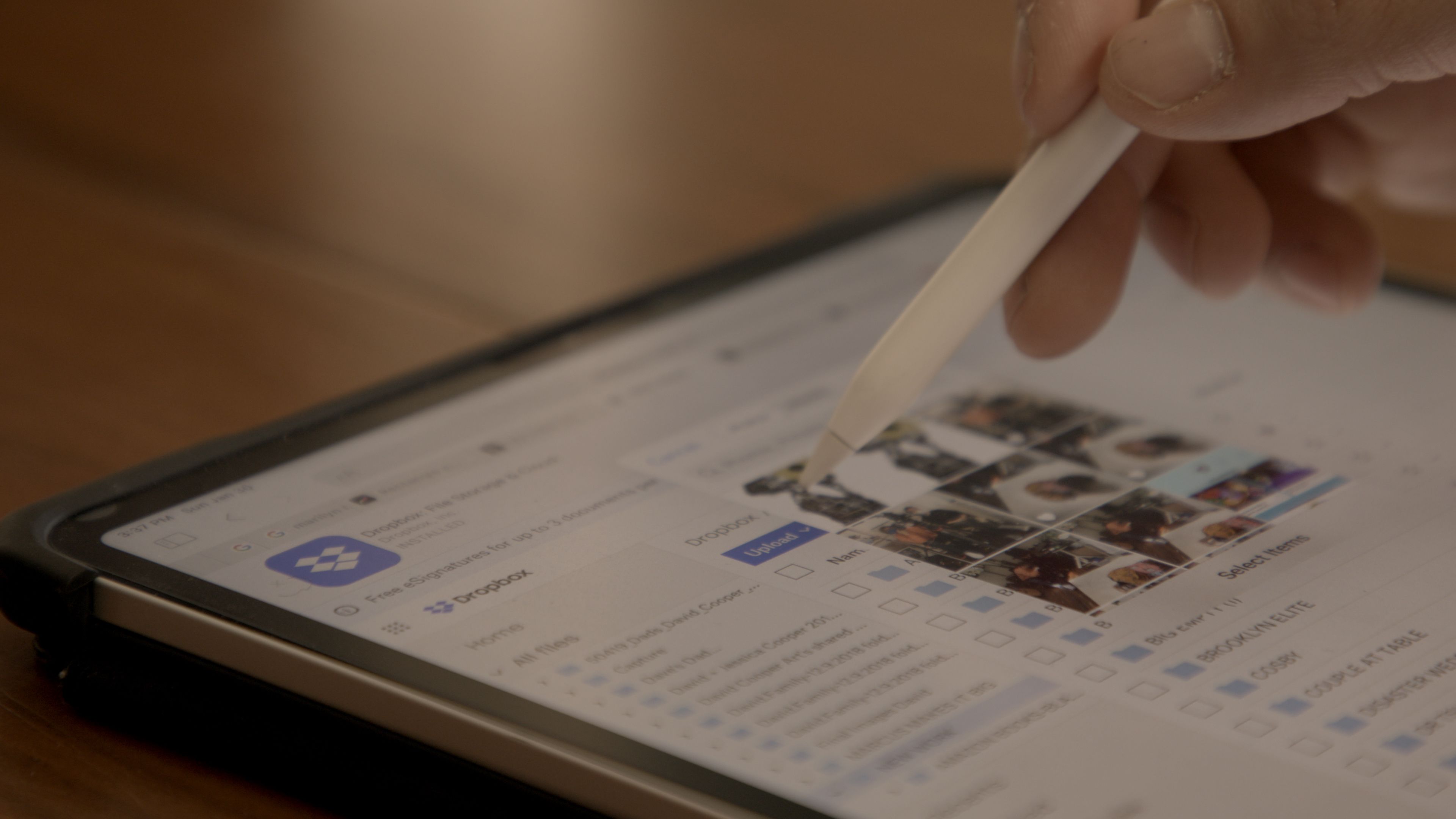 Markierung mit einem digitalen Stift auf einem Tablet innerhalb der Dropbox-Plattform