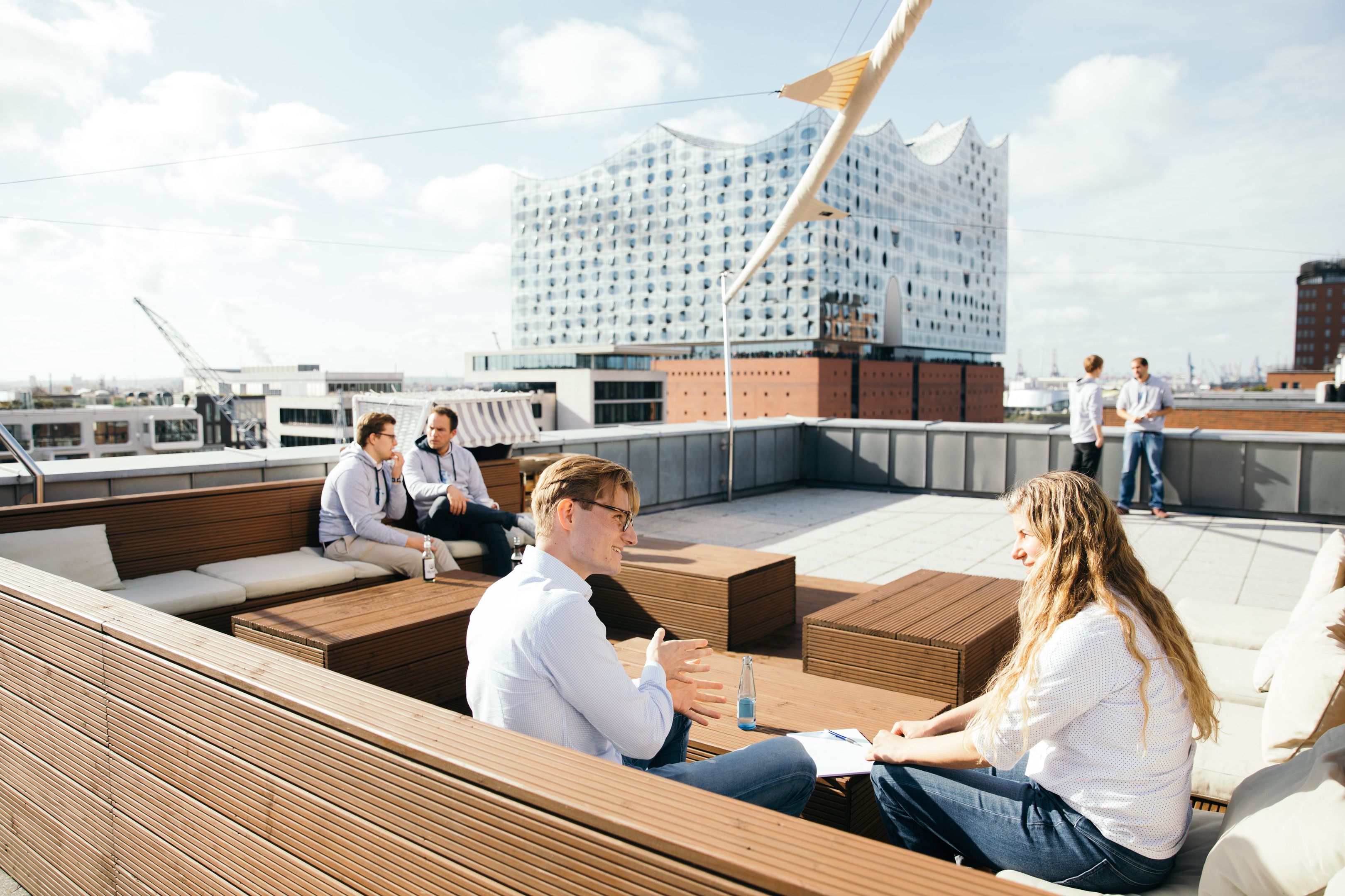 Couple assis dehors sur un toit‑terrasse dans une ville