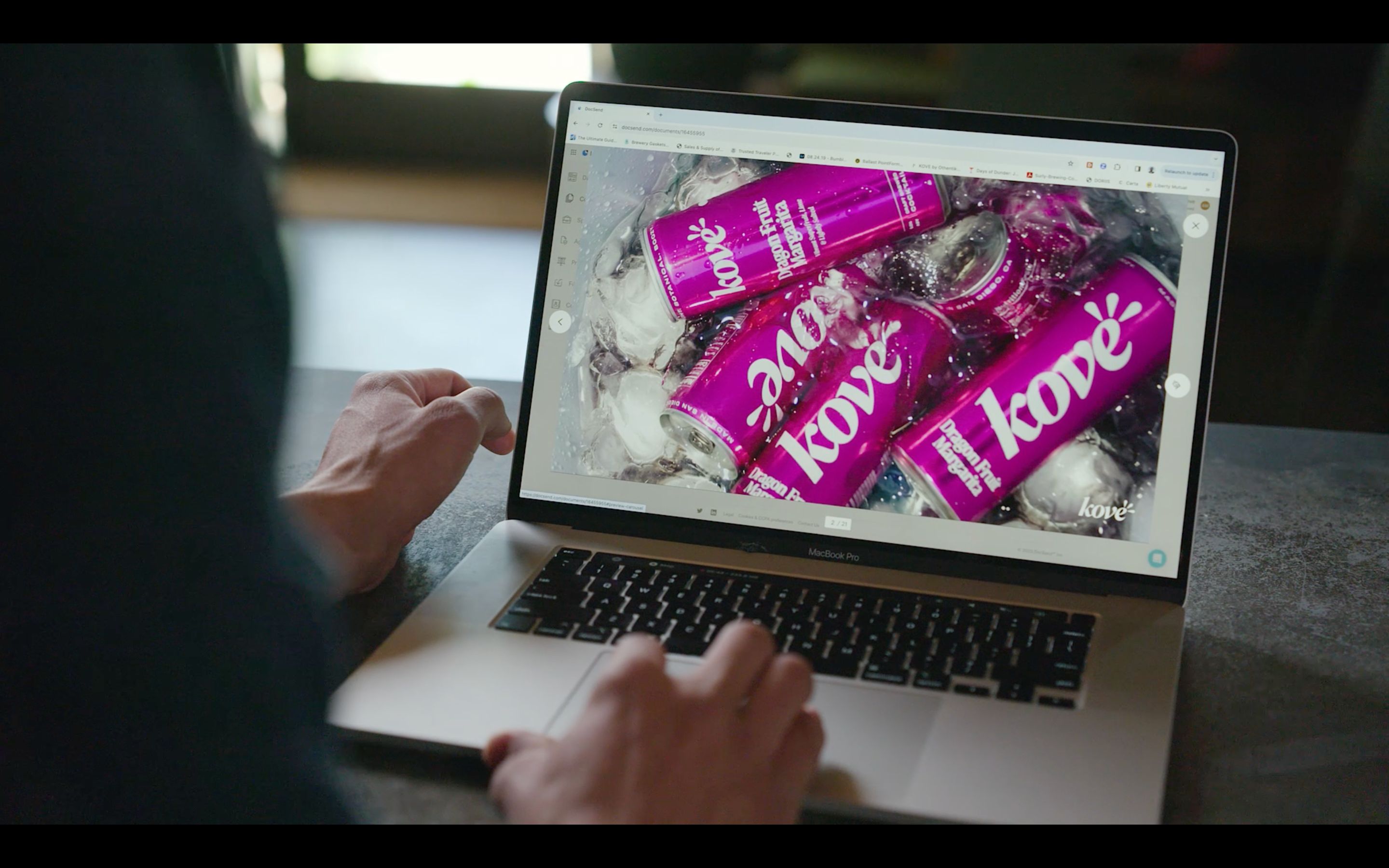 Computadora portátil que muestra latas rosas de Kove