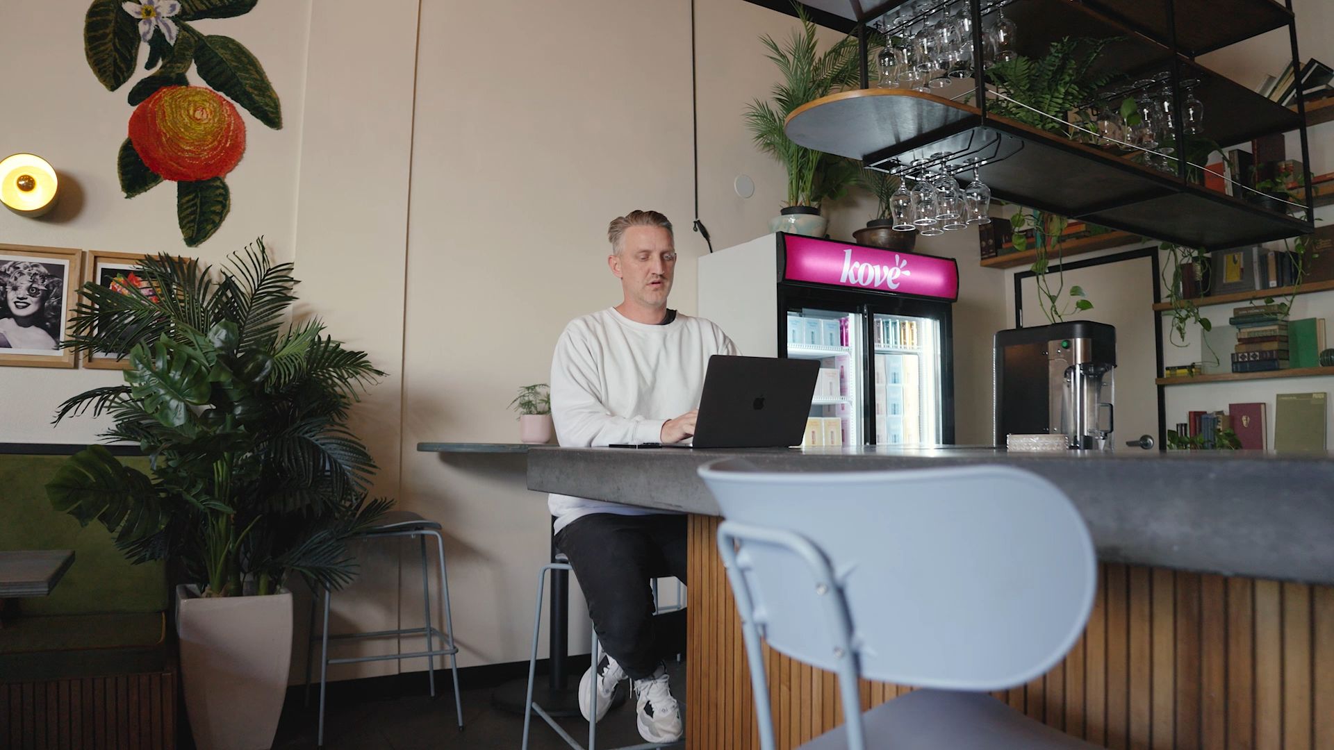 Chris Clark arbejder på en bærbar computer foran en Kove-køleboks