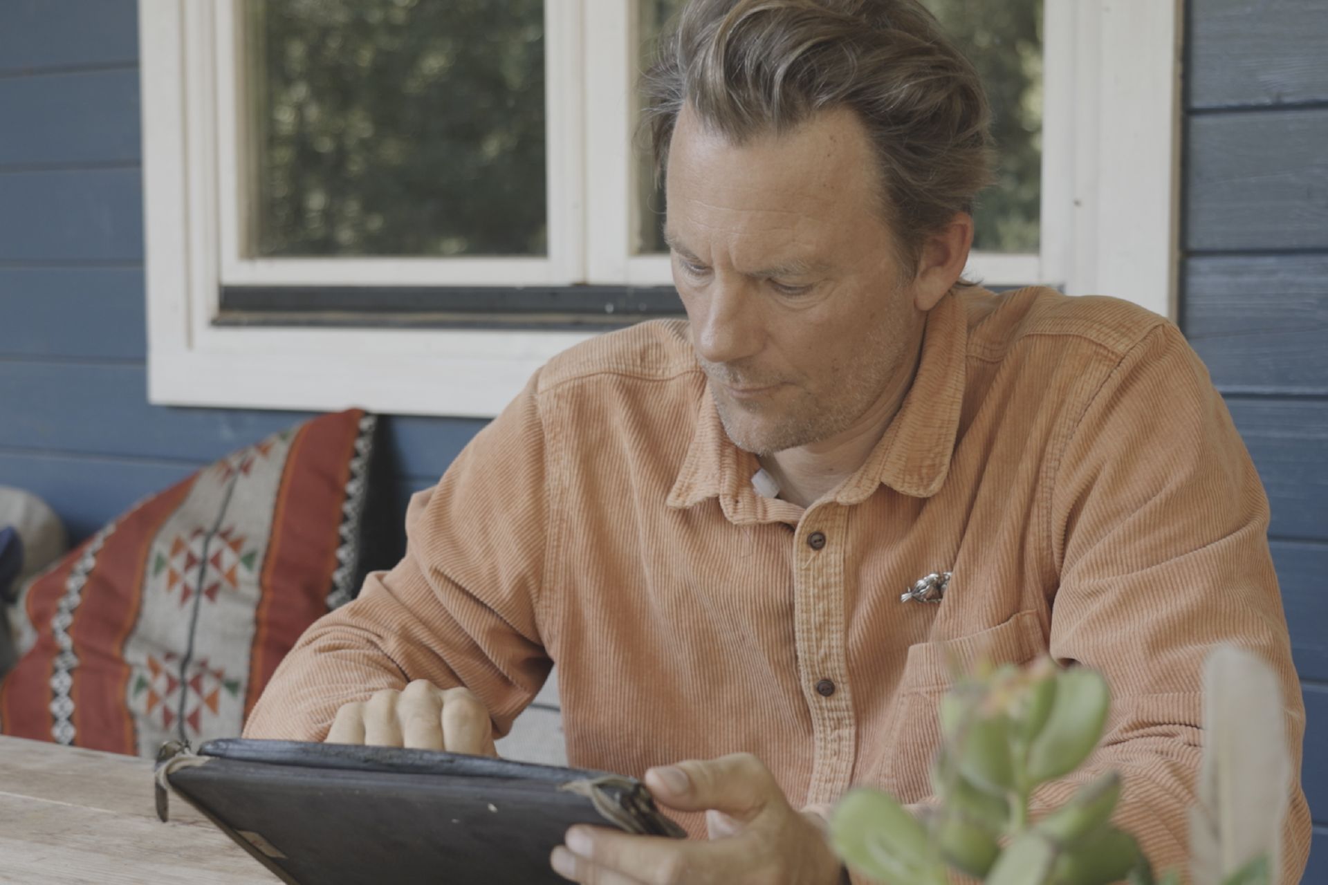 Marten Persiel trabajando en el exterior con una tablet