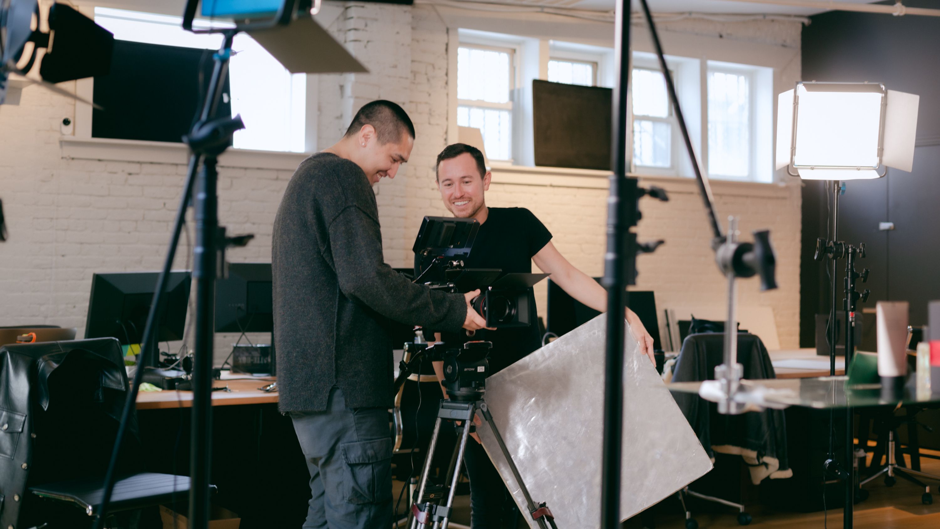 In uno studio video, due uomini controllano l'inquadratura della telecamera