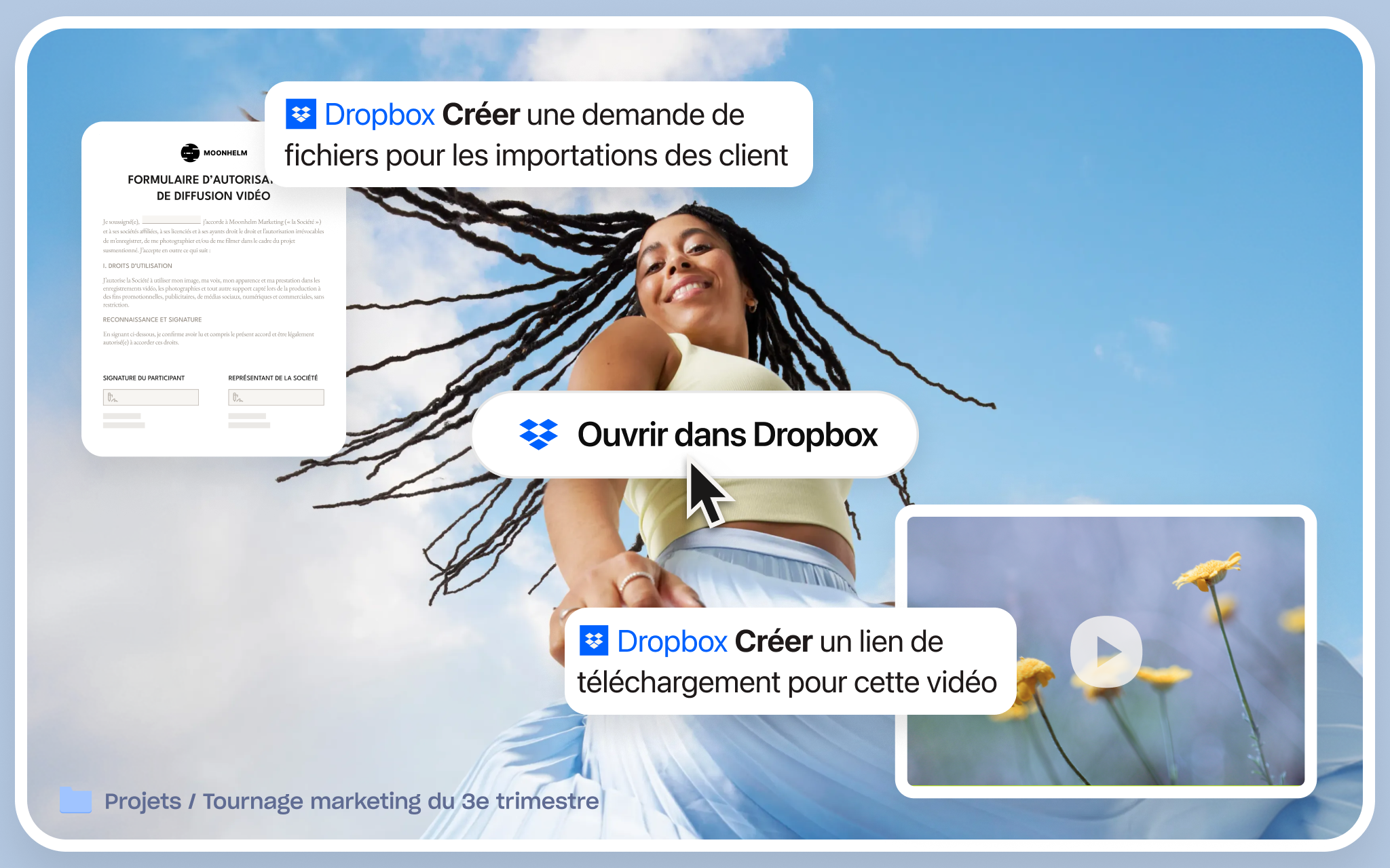 Personne assise à un bureau, entourée de papiers et de tissus colorés