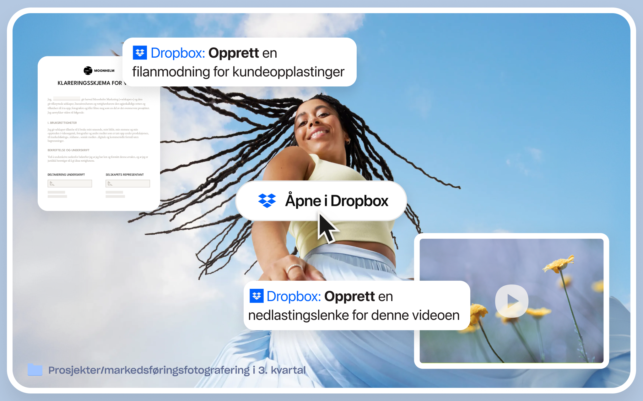 En person sitter ved et skrivebord omgitt av papirer og fargerike stoffer