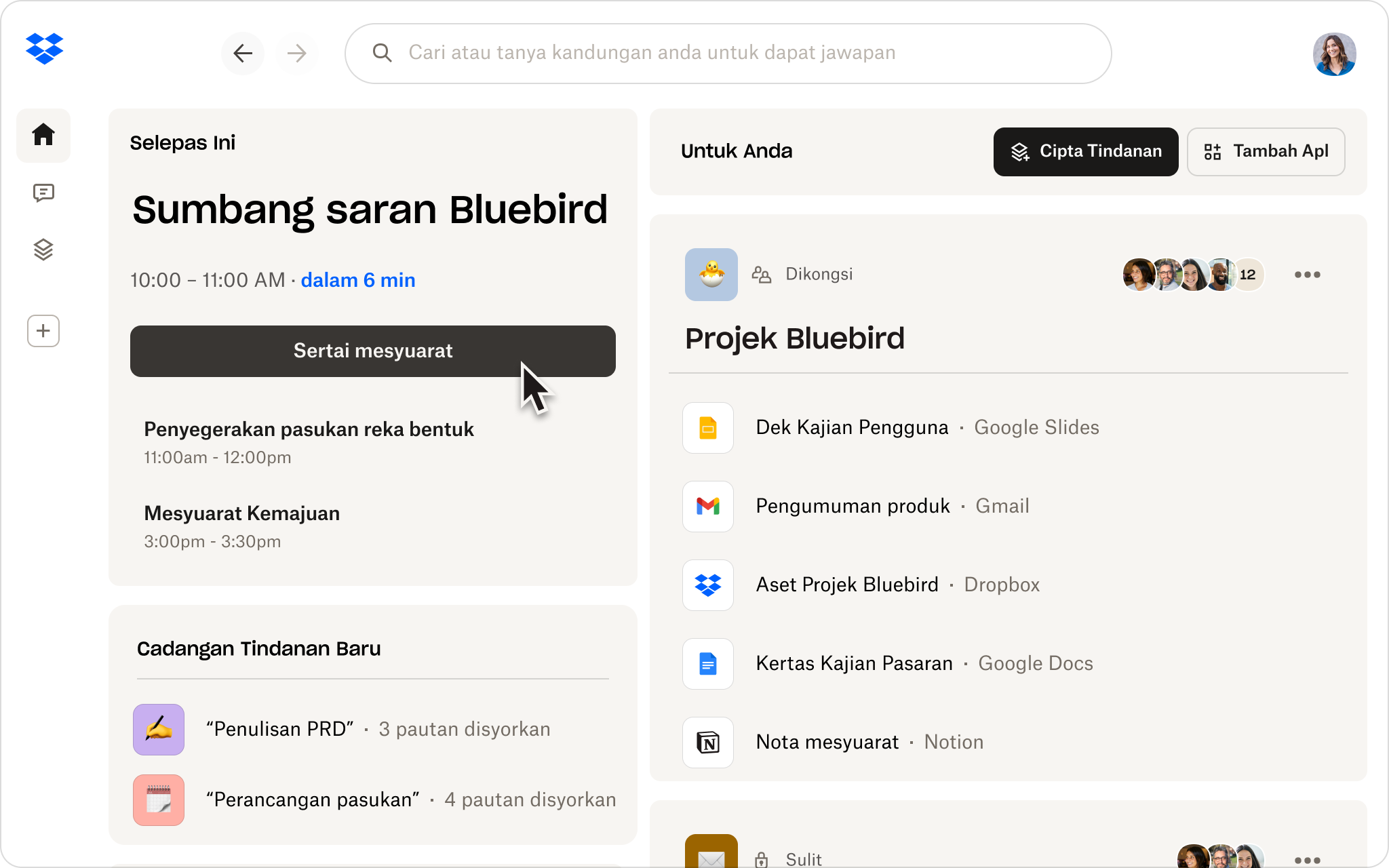 Animasi imej menunjukkan pengguna menaip “objektif syarikat” ke dalam bar carian Dash, melihat kandungan dengan kata kunci yang ditampilkan, kemudian mengklik fail Dropbox Paper bertajuk Hasil Utama Objektif Syarikat (OKR).