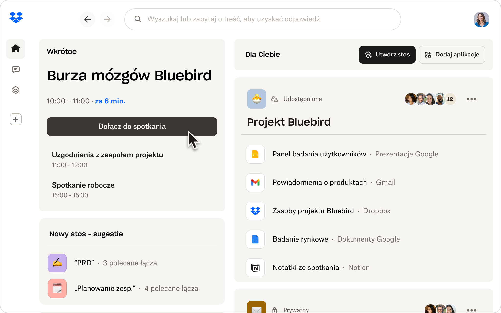 Animacja przedstawiająca użytkownika wpisującego frazę „company objectives” na pasku wyszukiwania Dash, wyświetlającego zawartość z wyróżnionymi słowami kluczowymi, a następnie klikającego plik Dropbox Paper zatytułowany Company Objective Key Results (OKR).
