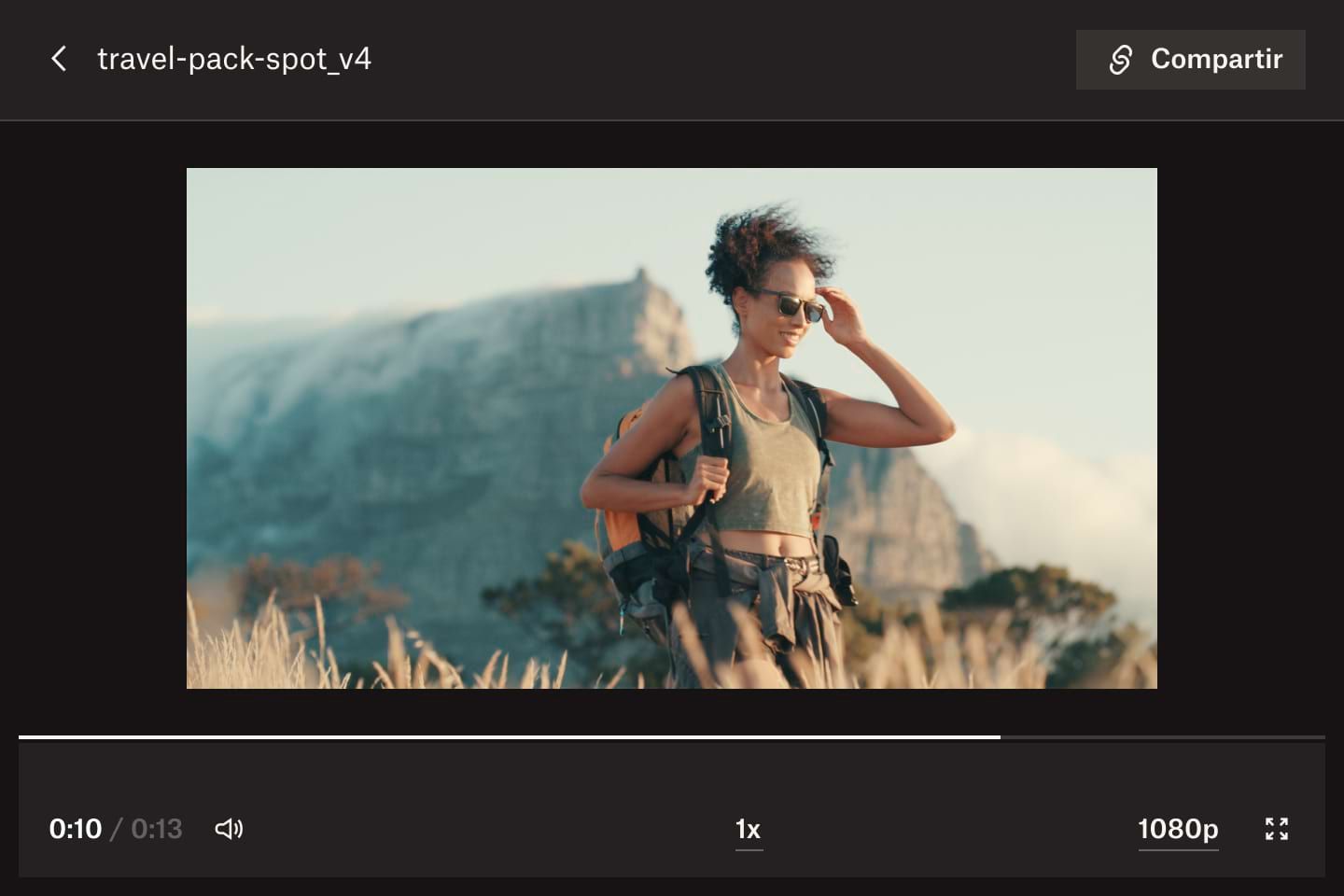 Vista previa de vídeo en Dropbox Replay con alguien caminando por un campo con un fondo montañoso