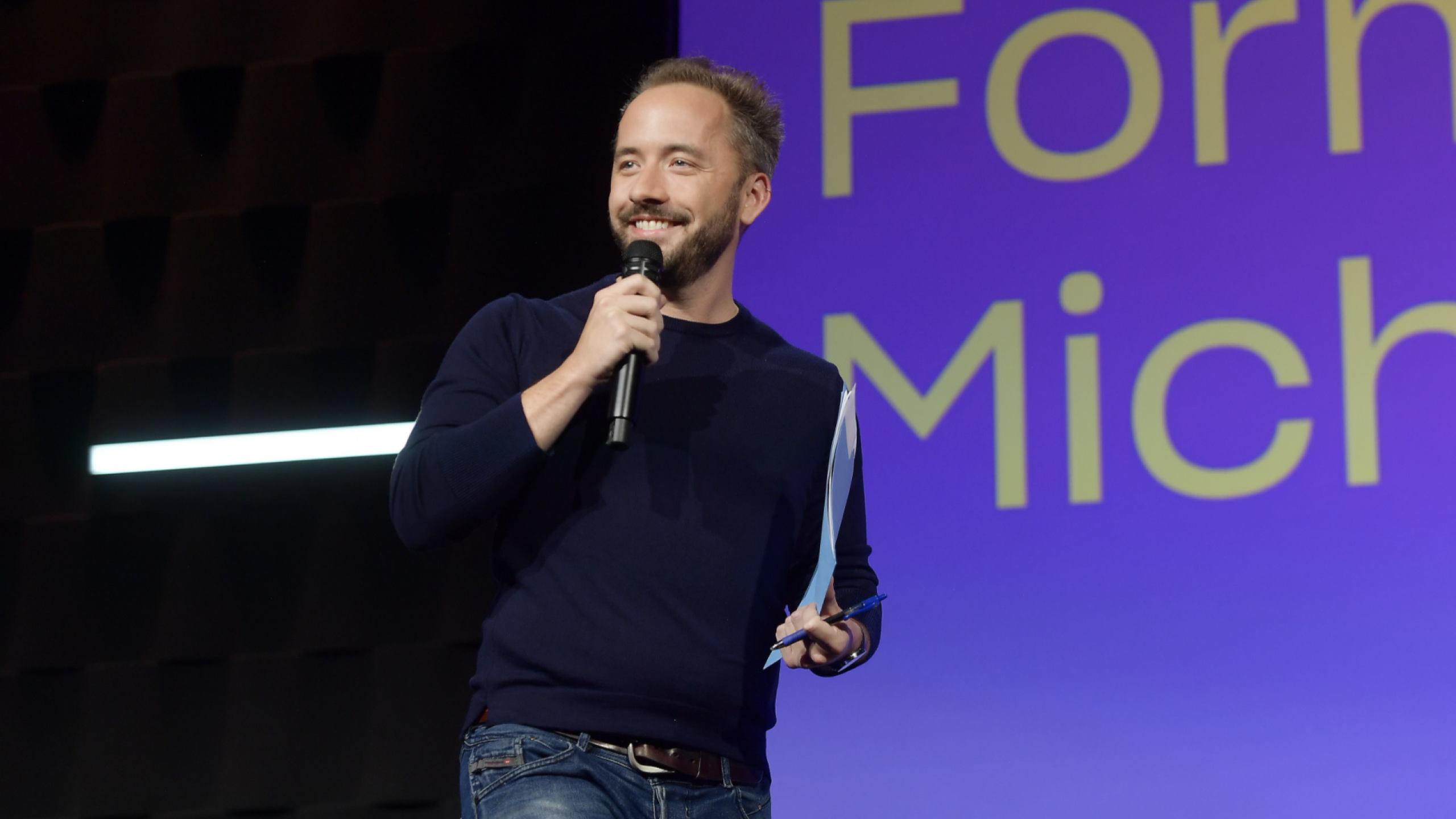 Drew Houston, cofundador y director ejecutivo de Dropbox, habla con un micrófono. 