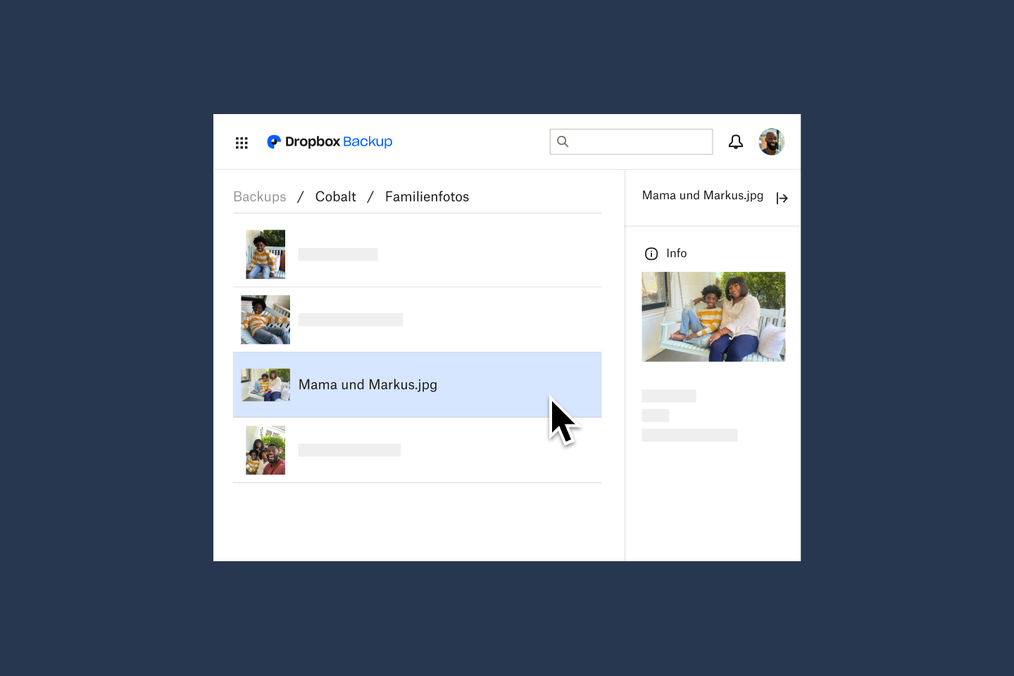 Eine Liste der in Dropbox Backup gespeicherten Geräte, darunter zwei Computer und eine tragbare Festplatte