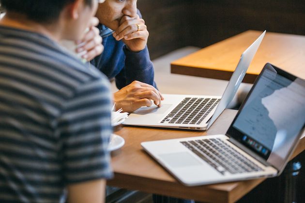 Um homem usa um gravador de tela em seu laptop para criar uma gravação de vídeo para compartilhar com sua equipe