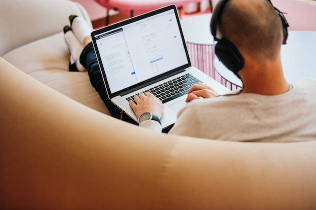 En mann jobber på en bærbar datamaskin