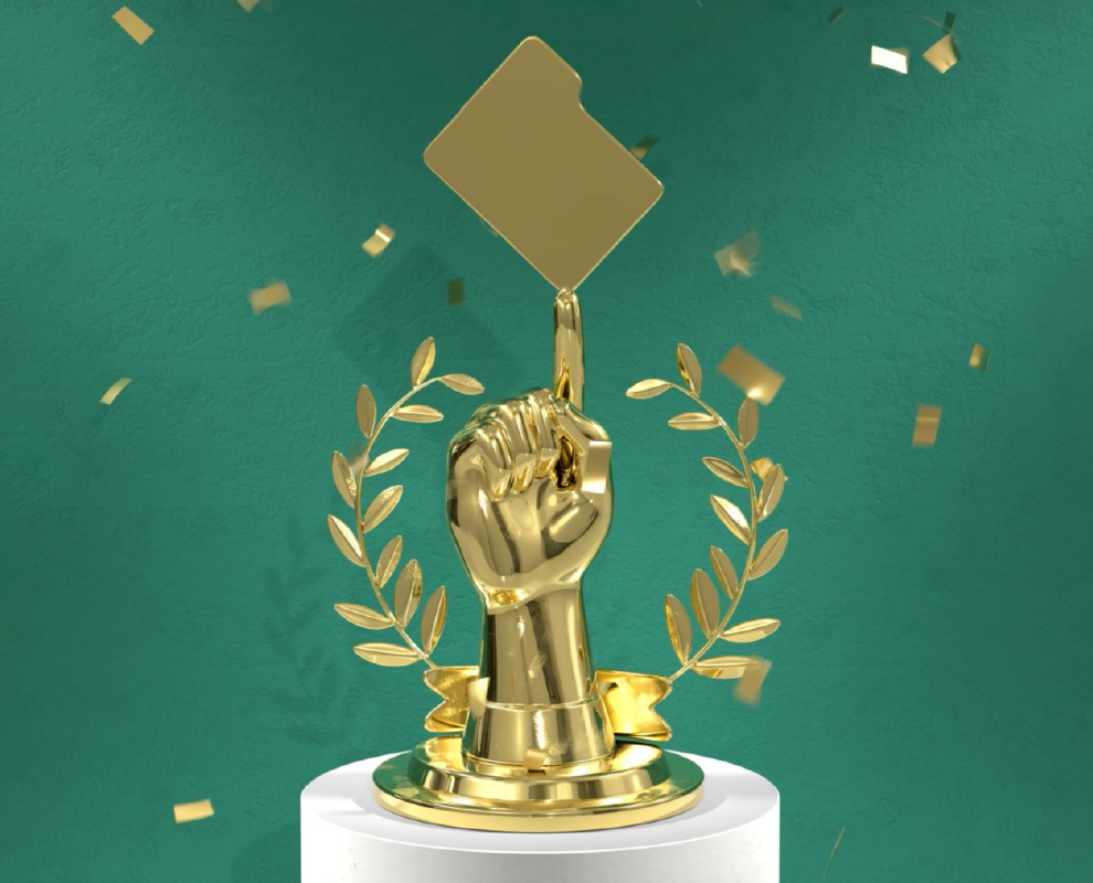 Trofeo dorado de un puño cerrado con un dedo índice estirado que balancea una carpeta