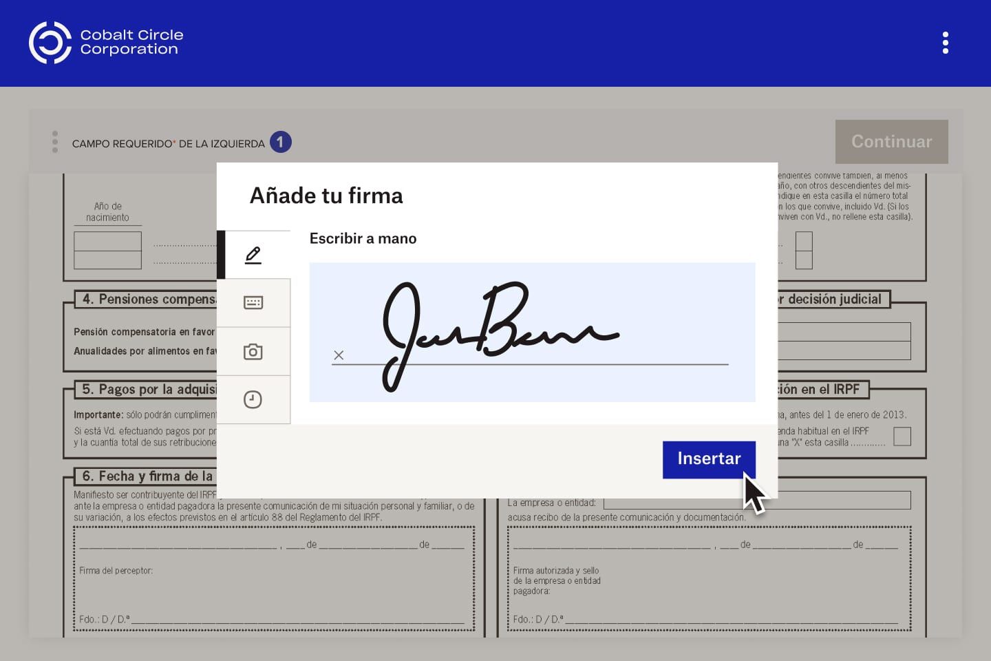 Una persona insertando su firma electrónica en un documento.