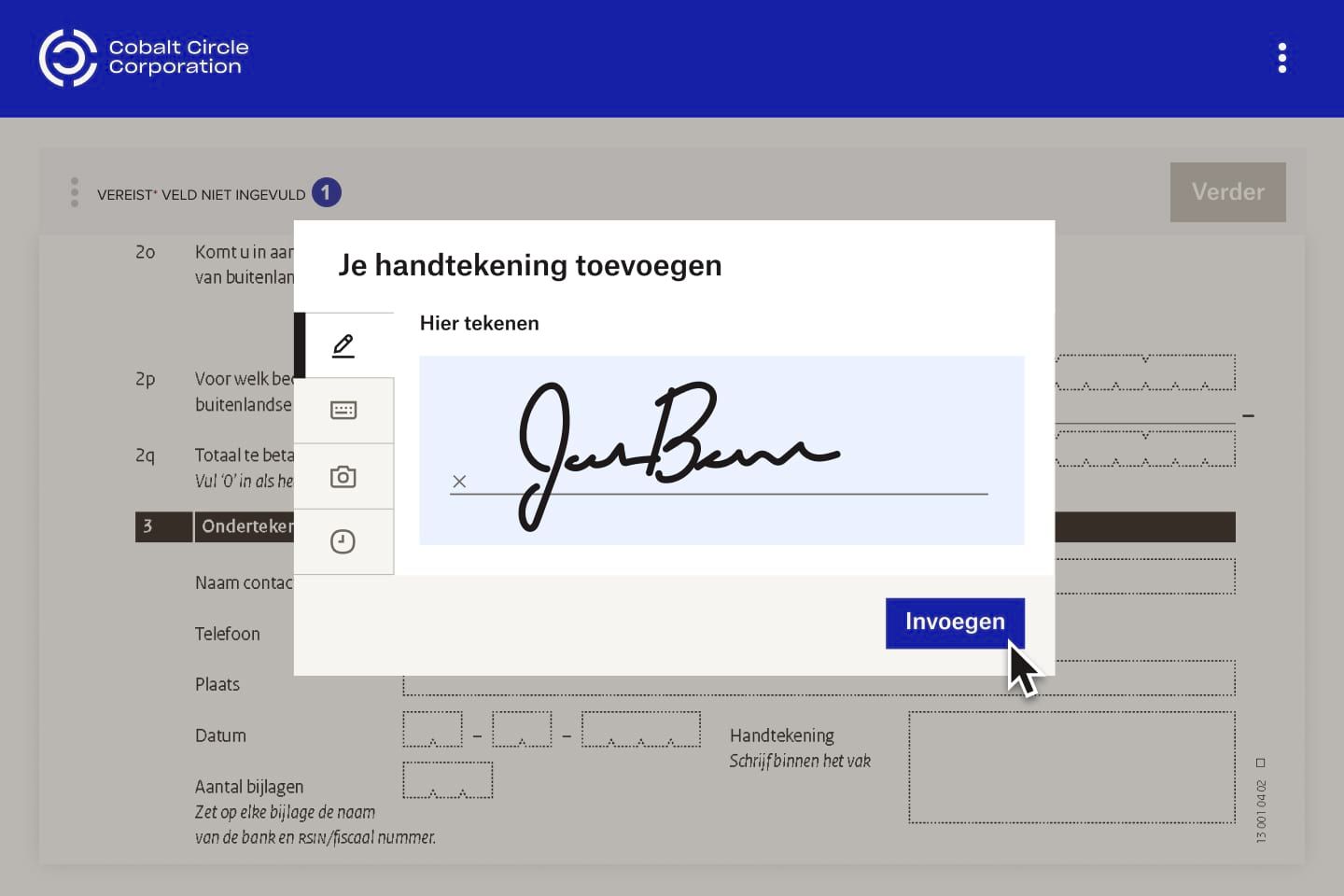 Iemand voegt een digitale handtekening toe in een document