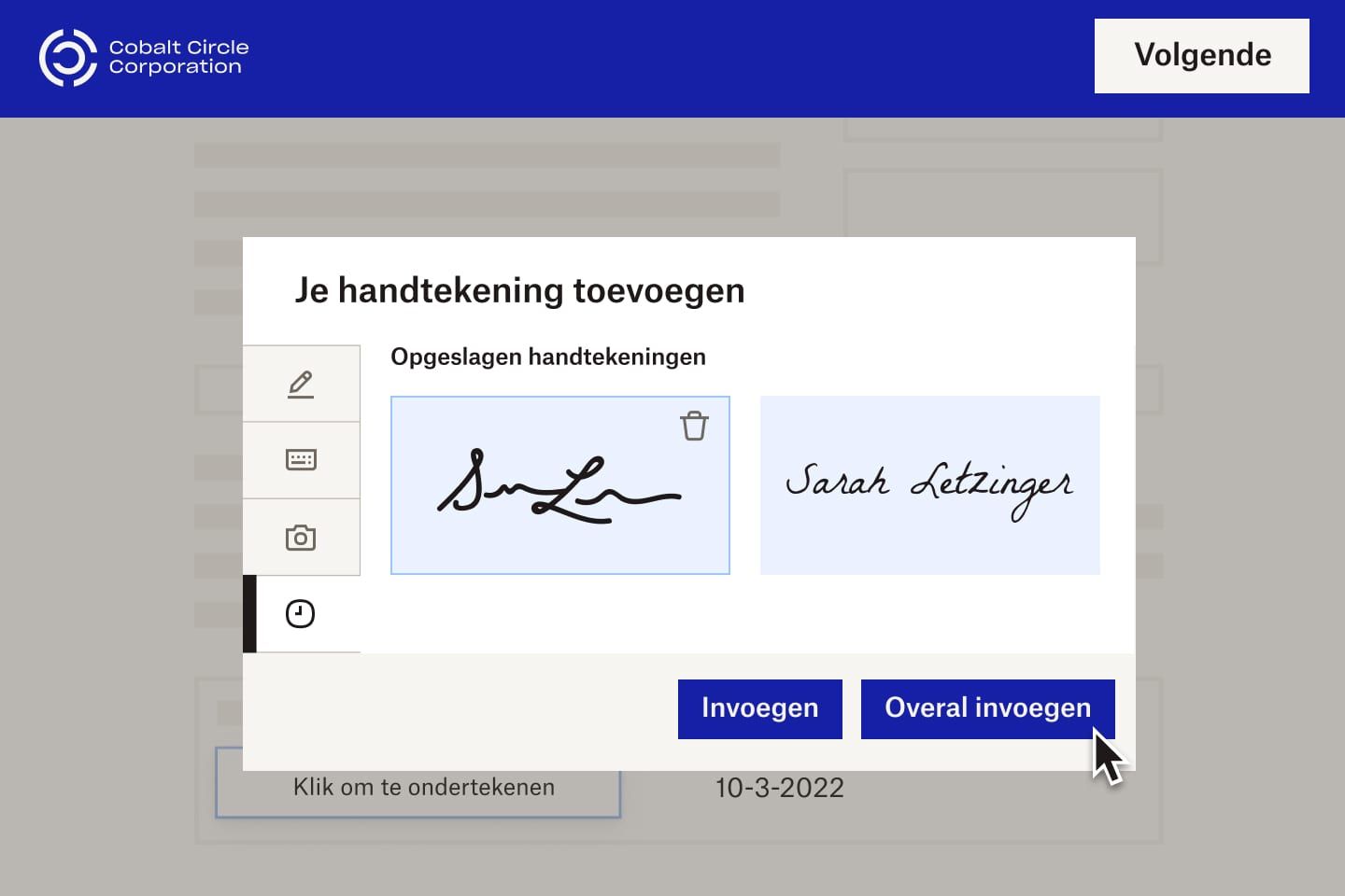 Een nieuwe medewerker van Cobalt Circle Corporation plaatst een e-handtekening in een digitaal document.