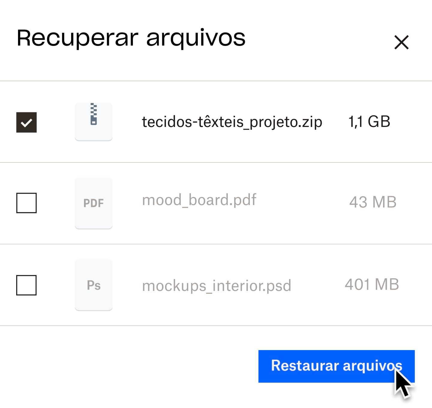 Um usuário clicando em um botão azul denominado &quot;restaurar arquivos&quot;.