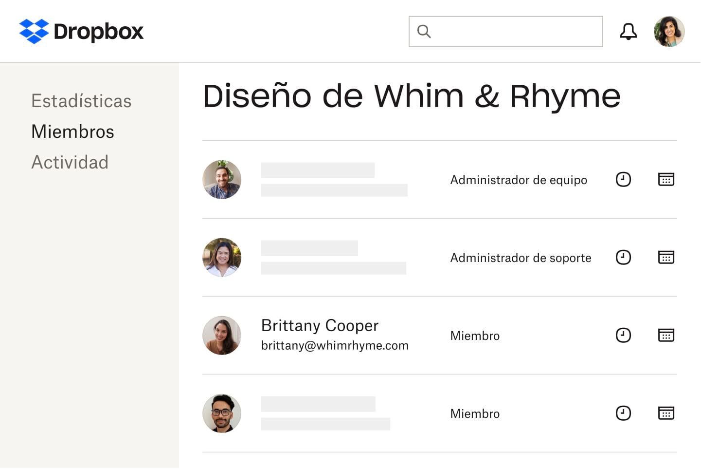Una lista de los miembros de un equipo y sus diferentes niveles de acceso a una cuenta compartida de Dropbox, incluyendo “administrador del equipo”, “administrador de soporte” y “miembro”. 