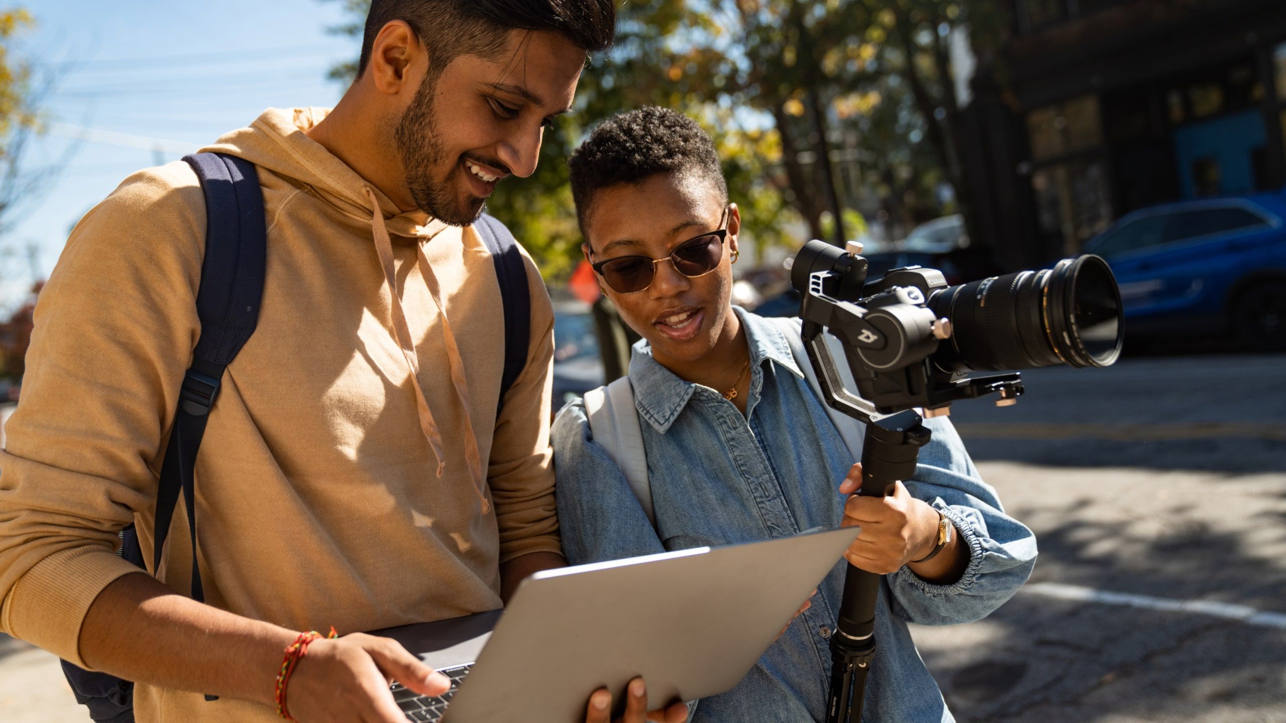 Photo de deux personnes regardant un ordinateur portable