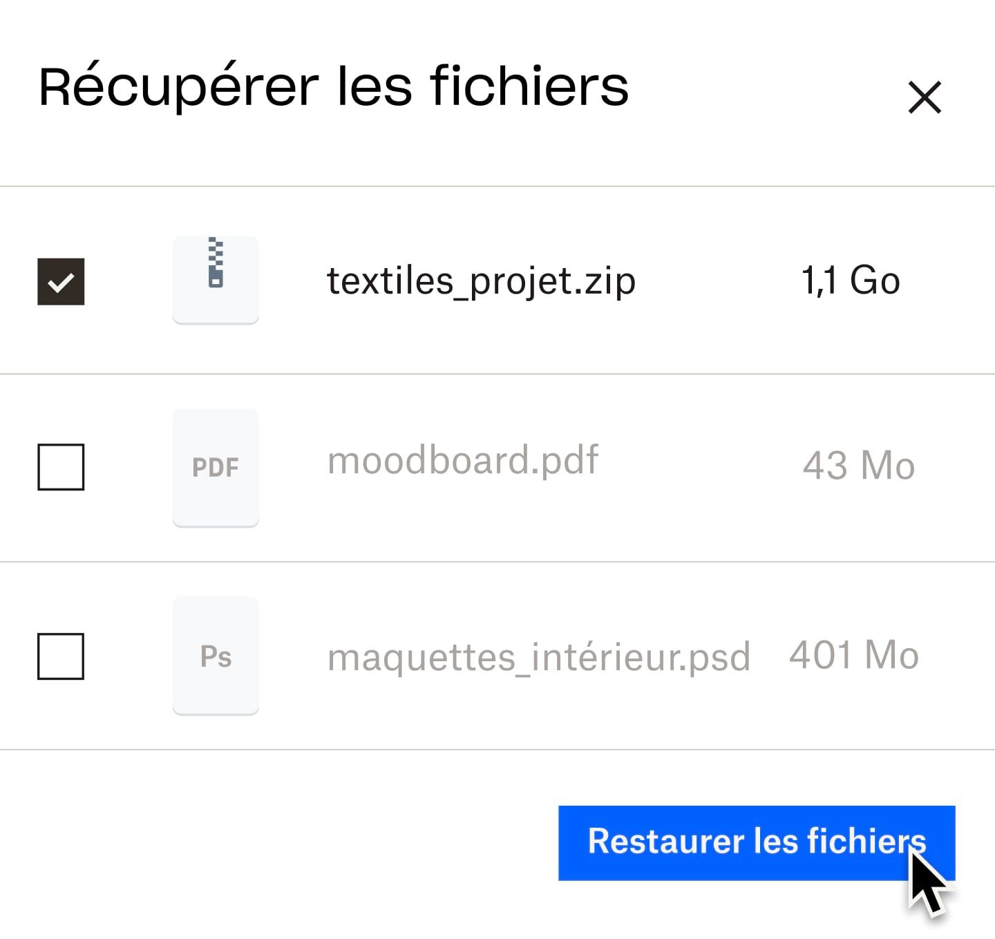 Un utilisateur cliquant sur un bouton bleu intitulé “Restaurer les fichiers”
