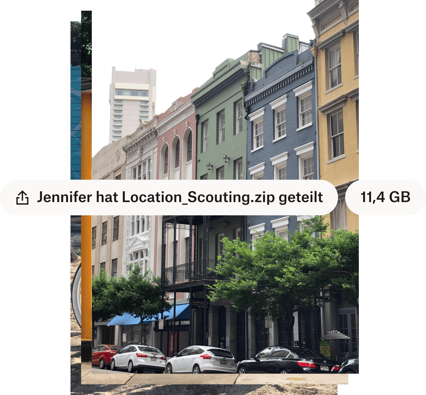 Ein Foto einer Straße in der Stadt mit farbenfrohen Gebäuden mit dem Dateinamen und der Dateigröße, die mit weißen Textblasen überlagert sind