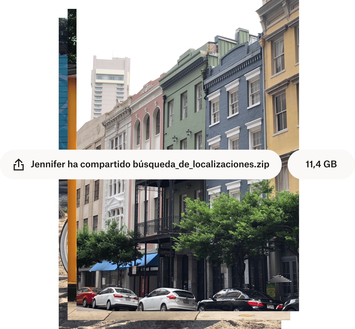 Foto de una calle de una ciudad con coloridos edificios con el nombre y el tamaño del archivo superpuestos en burbujas de texto blanco