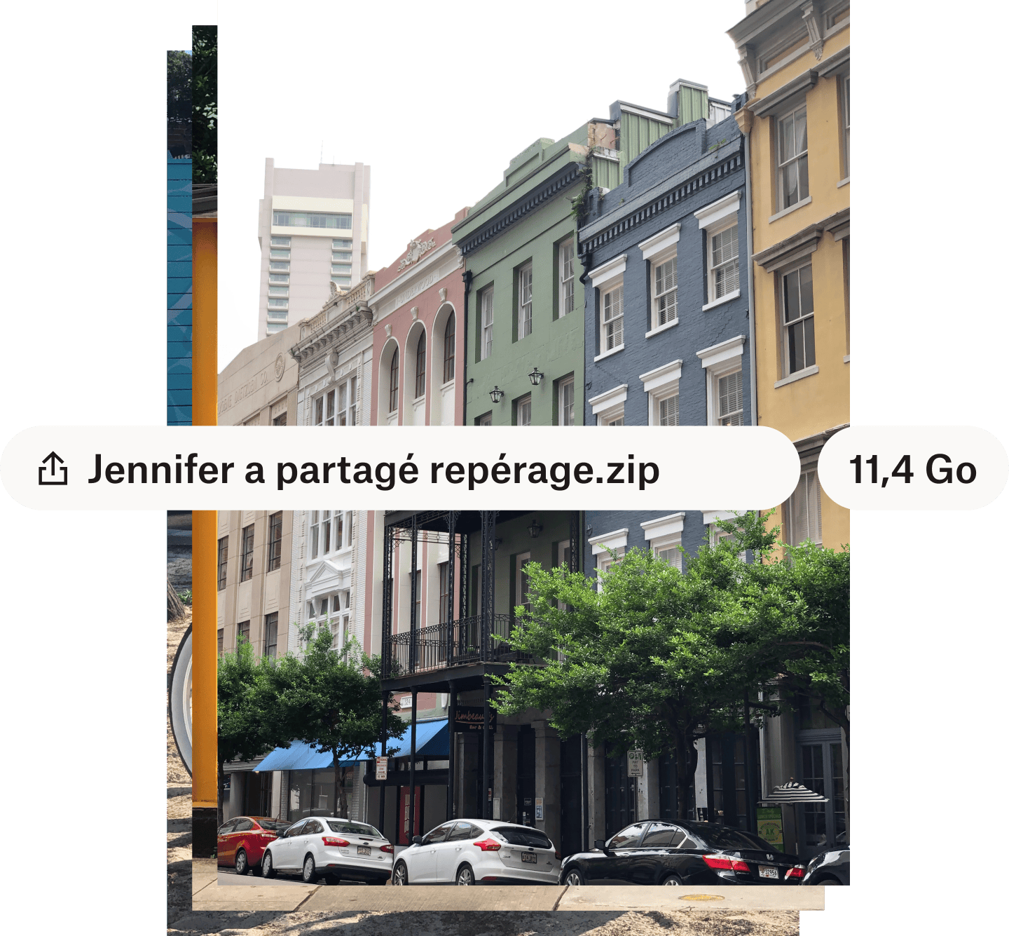 Photo d'une rue et d'immeubles colorés, avec le nom et la taille du fichier superposés dans des bulles de texte blanches