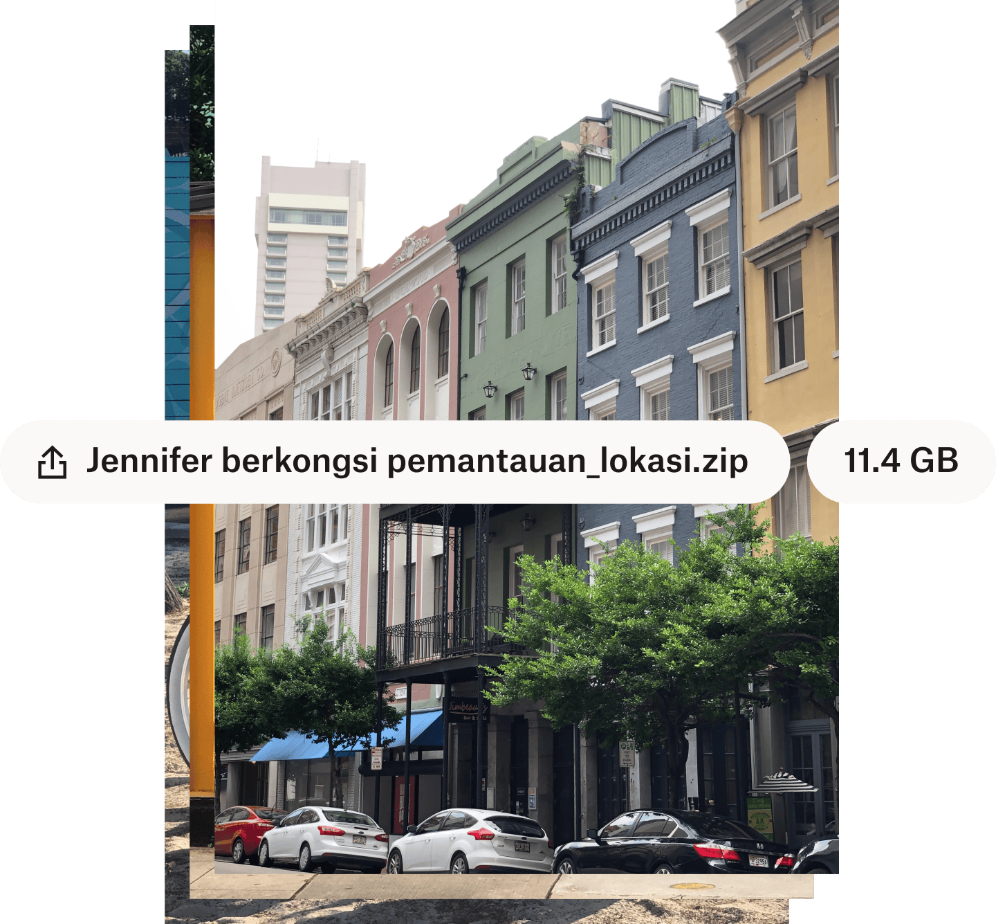 Foto jalan bandar dengan bangunan berwarna-warni dengan nama fail dan saiz fail bertindih dalam gelembung teks putih