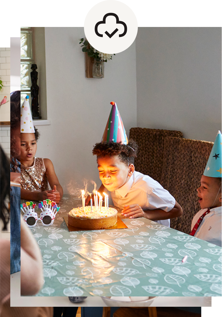 Foto di un bambino che spegne le candeline su una torta di compleanno
