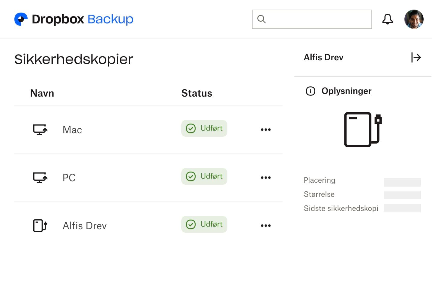 Et billede af Dropbox Backup-grænsefladen med tre drev, der har gennemført deres sikkerhedskopiering og viser statussen 'udført'.