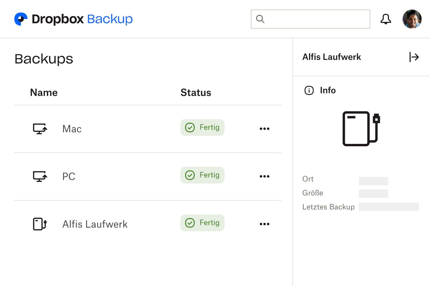 Bild mit der Dropbox Backup-Benutzeroberfläche mit drei Laufwerken, deren Backup abgeschlossen ist, mit dem Status „Fertig“.