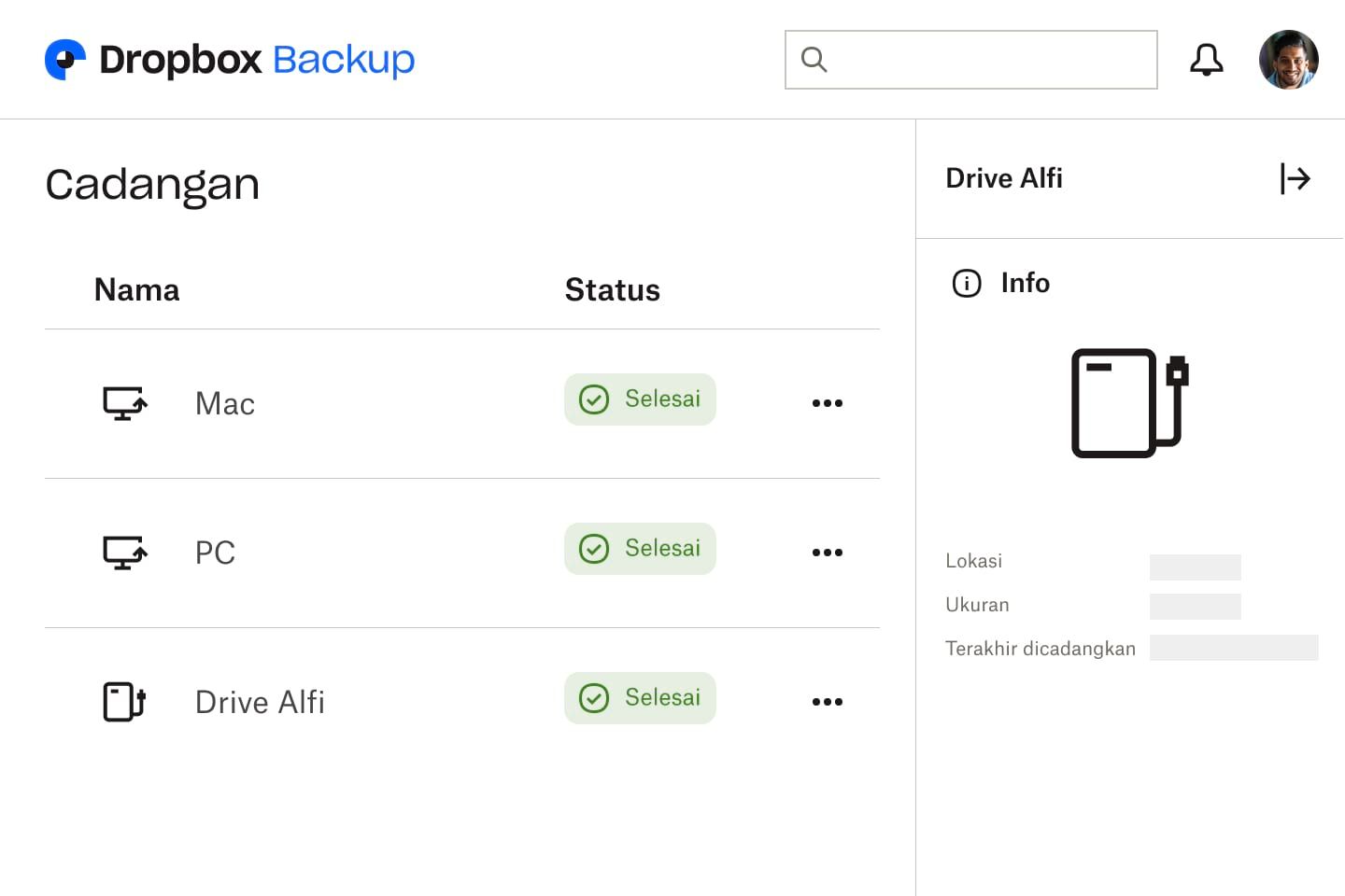 Gambar antarmuka Dropbox Backup dengan tiga drive yang telah menyelesaikan pencadangannya dan menunjukkan status 'selesai.'