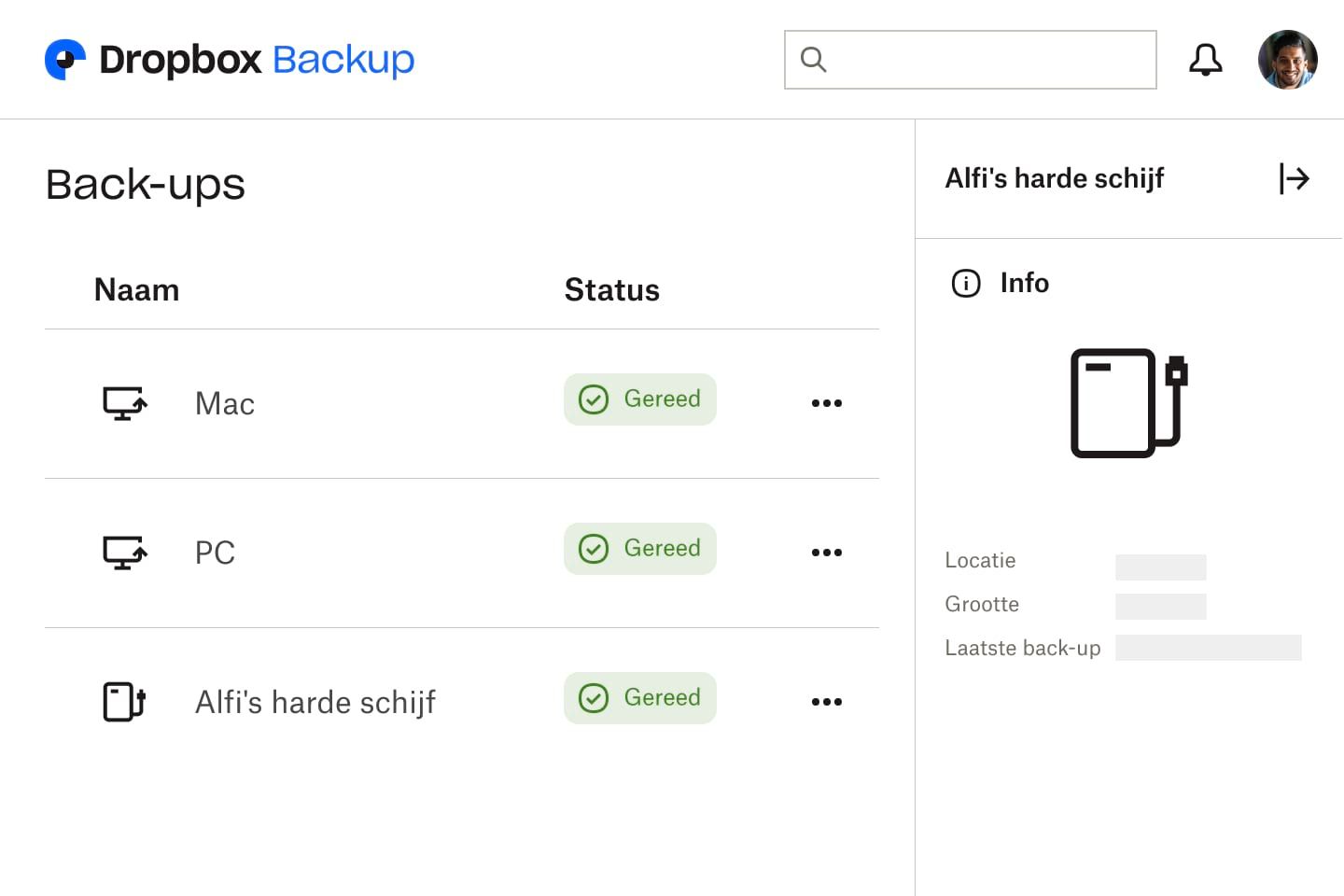 Een afbeelding van de Dropbox Backup-interface met drie schijven waarvan de back-up is voltooid en de status 'Gereed' wordt weergegeven.