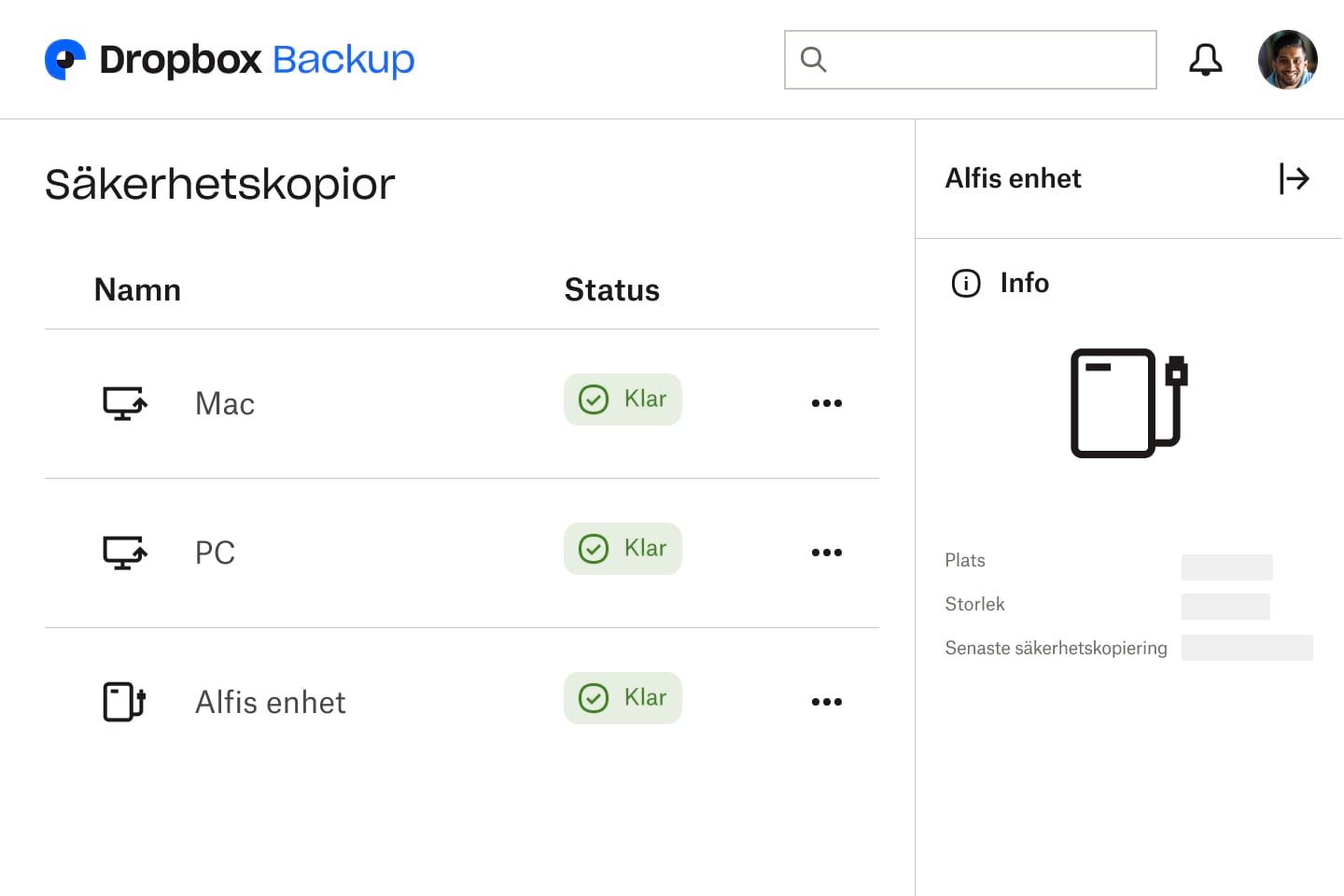 En bild av Dropbox Backup-gränssnittet med tre enheter som har slutfört sin säkerhetskopiering och visar statusen "klar".