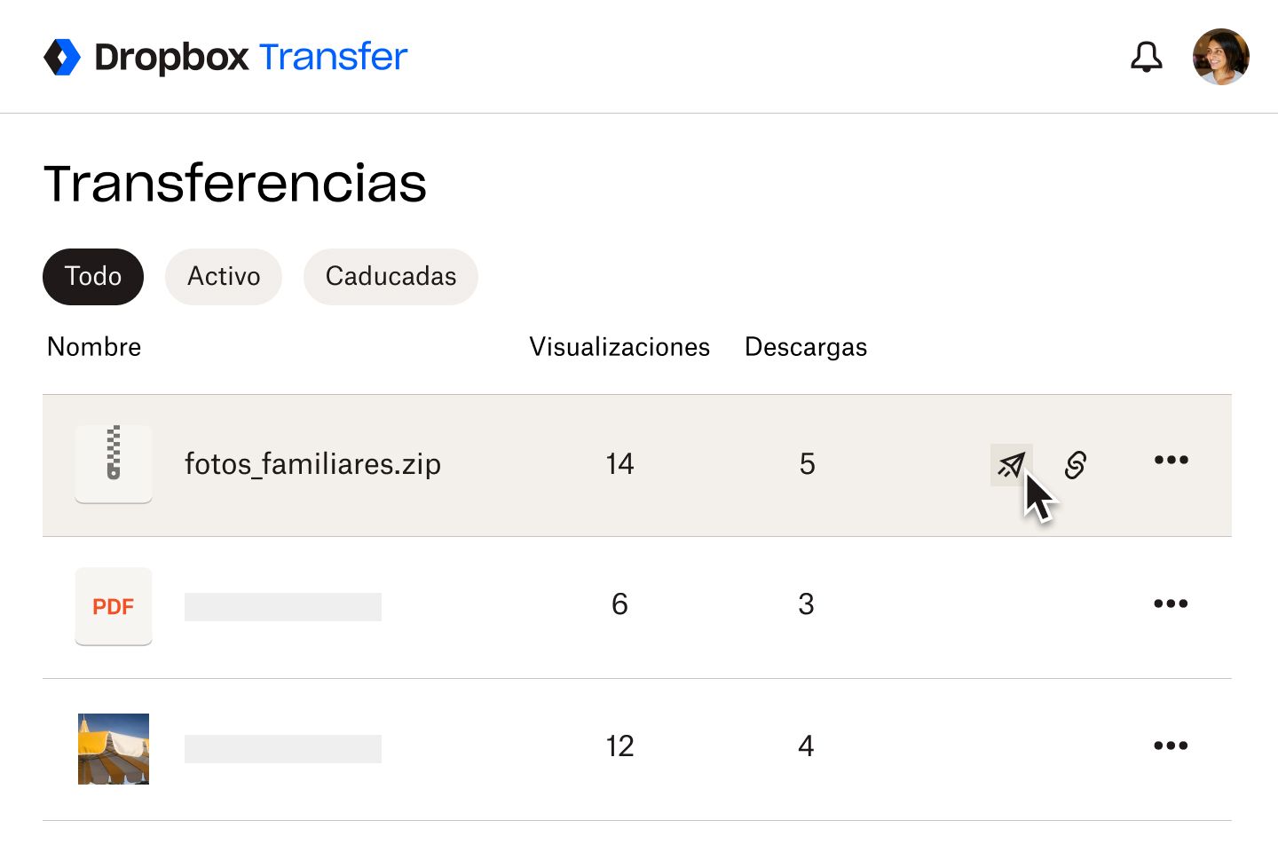 Usuario haciendo clic en el icono de un avión de papel para iniciar la transferencia de un archivo .zip a otros usuarios.