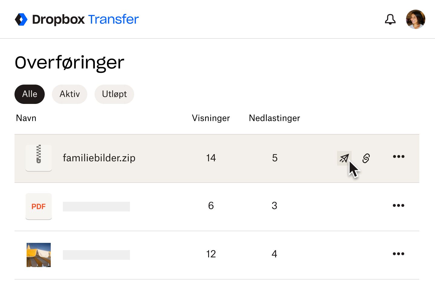 En bruker som klikker på et papirflyikon for å starte overføringen av en .zip-fil til andre brukere